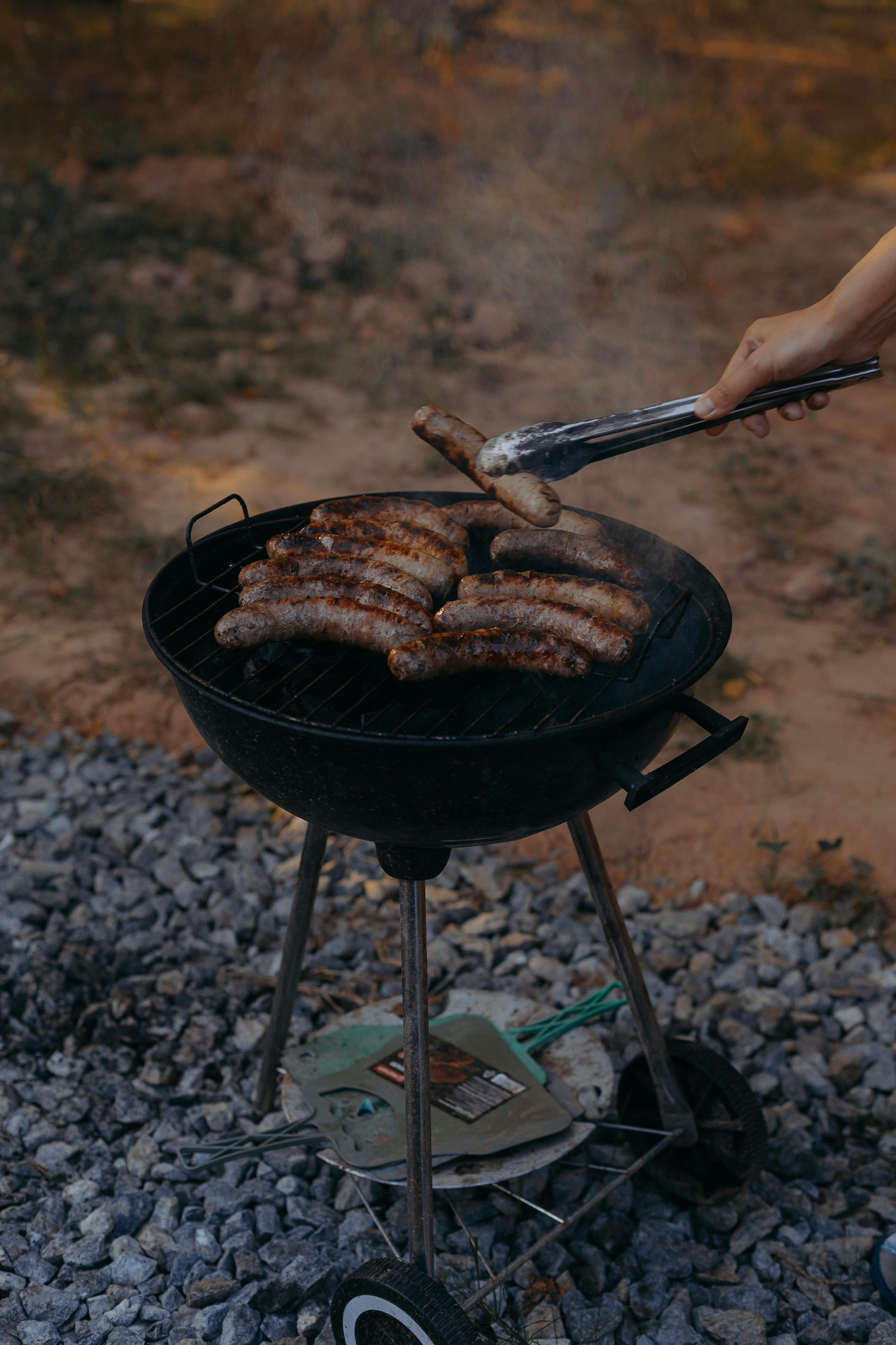 Jemand grillt Würstchen | Quelle: Pexels