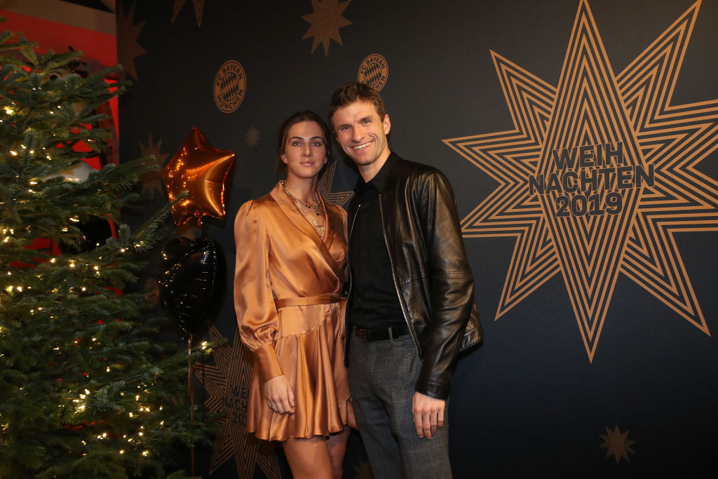 Thomas Müller vom FC Bayern München nimmt zusammen mit seiner Frau Lisa Müller an der Weihnachtsfeier des Vereins in der Allianz Arena am 8. Dezember 2019 in München teil | Quelle: Getty Images