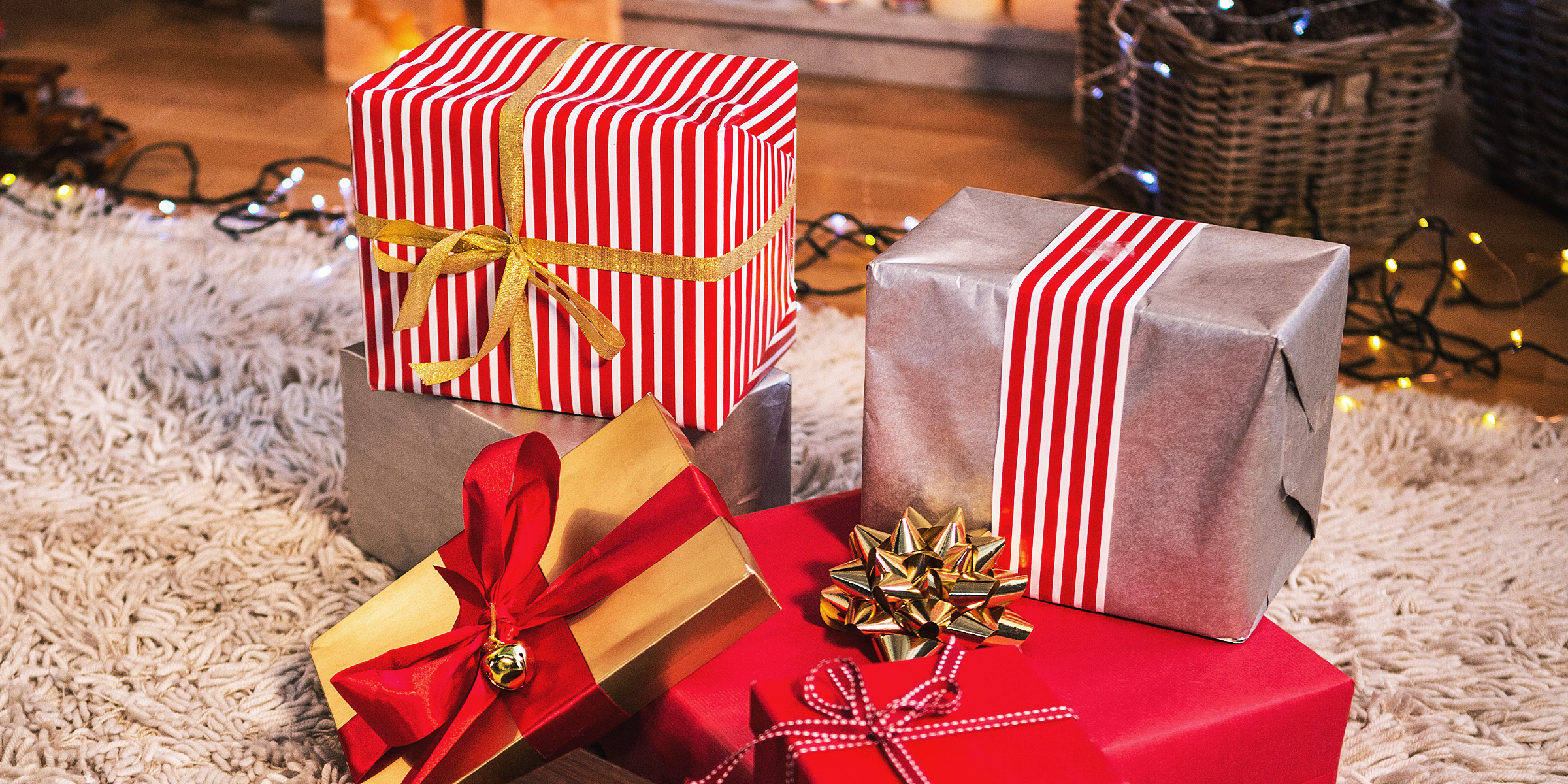 Ein Stapel eingepackter Geschenke | Quelle: Freepik