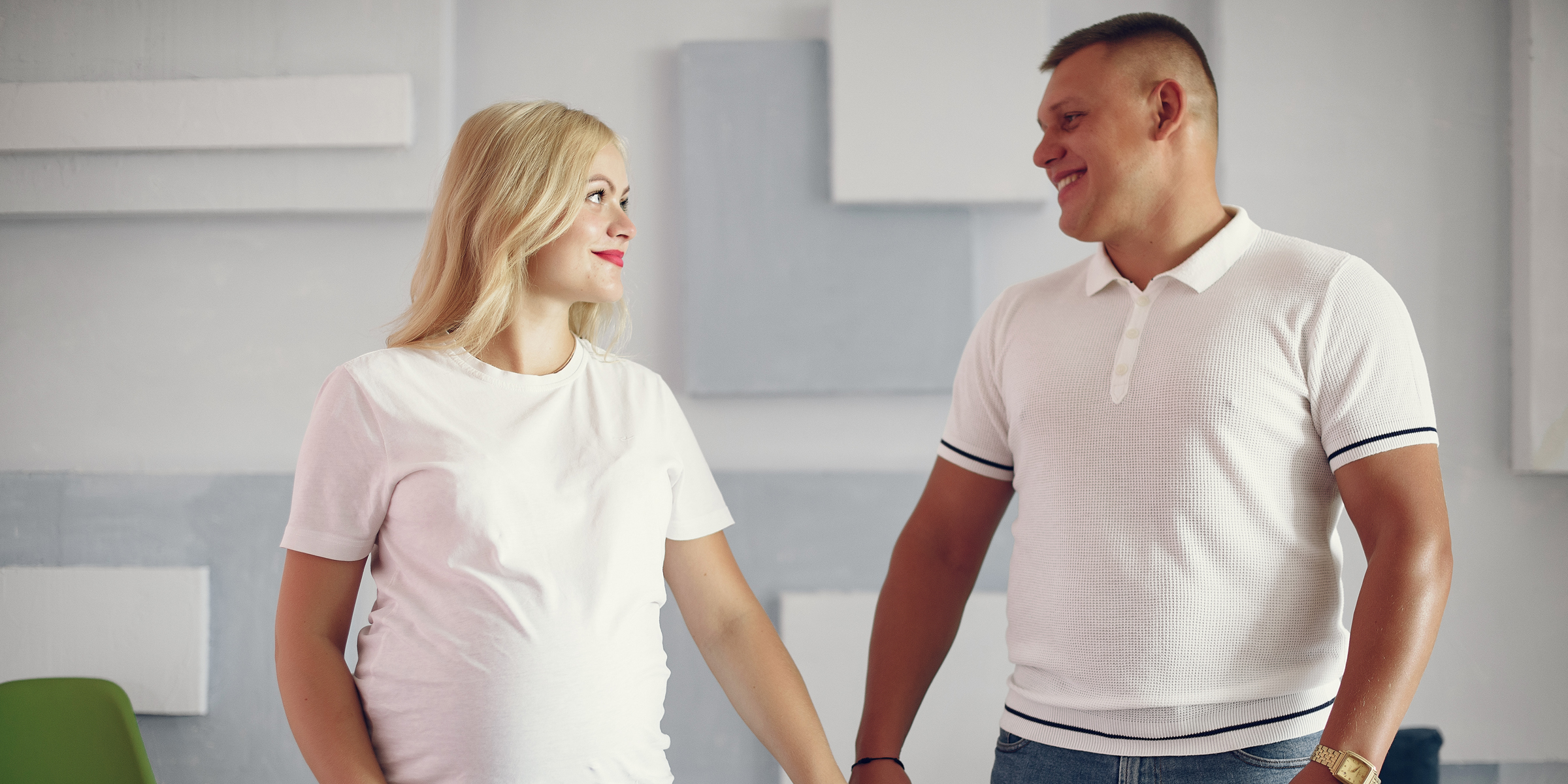 Ein glückliches Paar hält sich an den Händen | Quelle: Freepik
