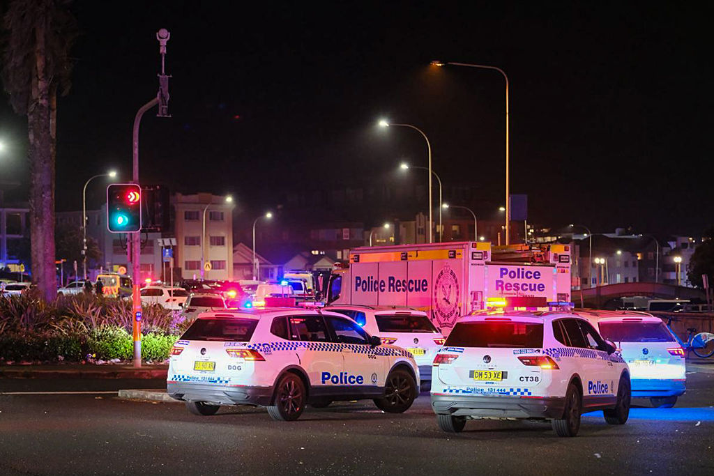 Am 14. Dezember 2025 sieht man Polizeiautos am Tatort eines Amoklaufs am Bondi Beach in Sydney. | Quelle: Getty Images
