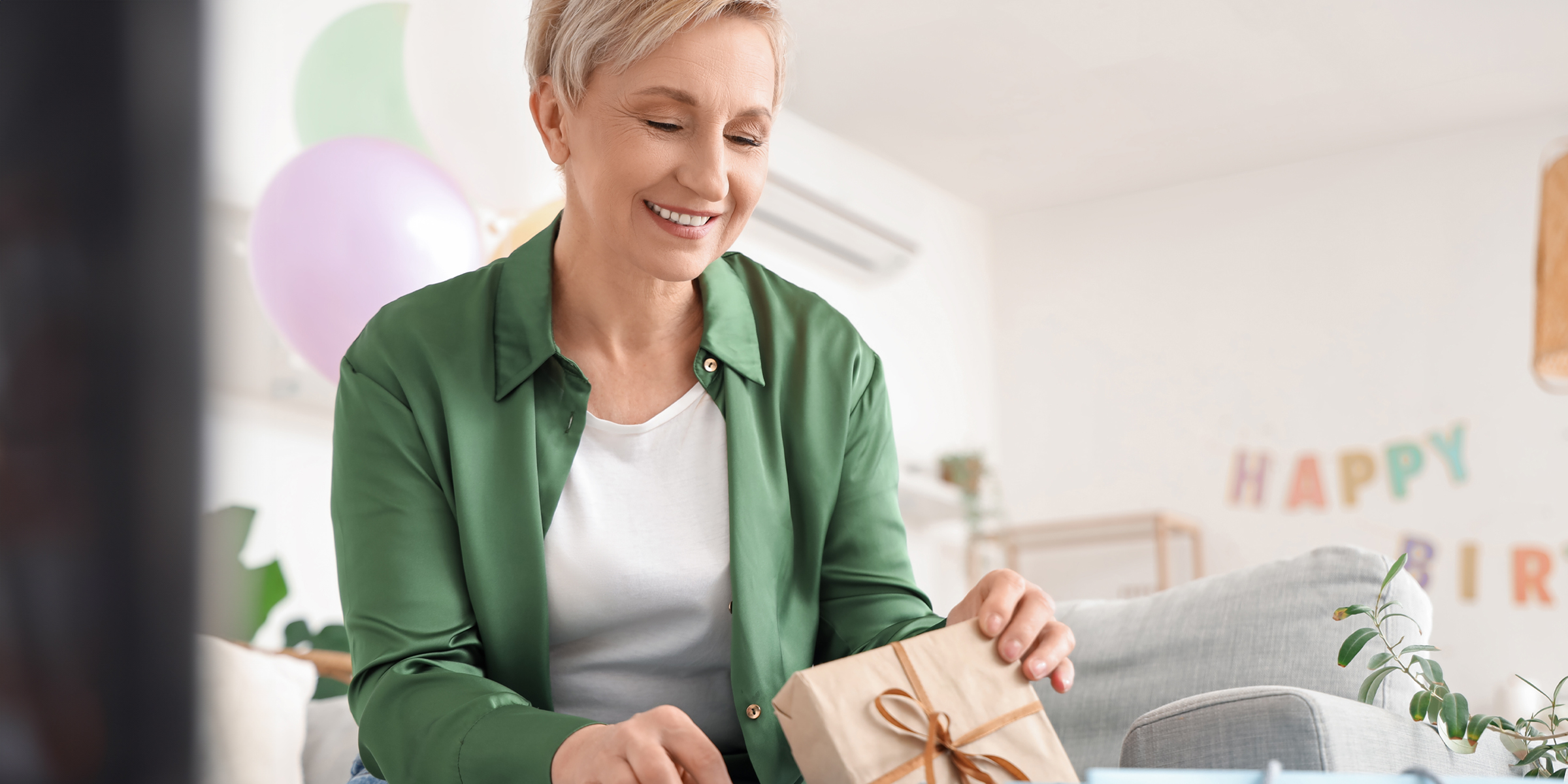 Eine Frau hält eine Geschenkbox | Quelle: Shutterstock