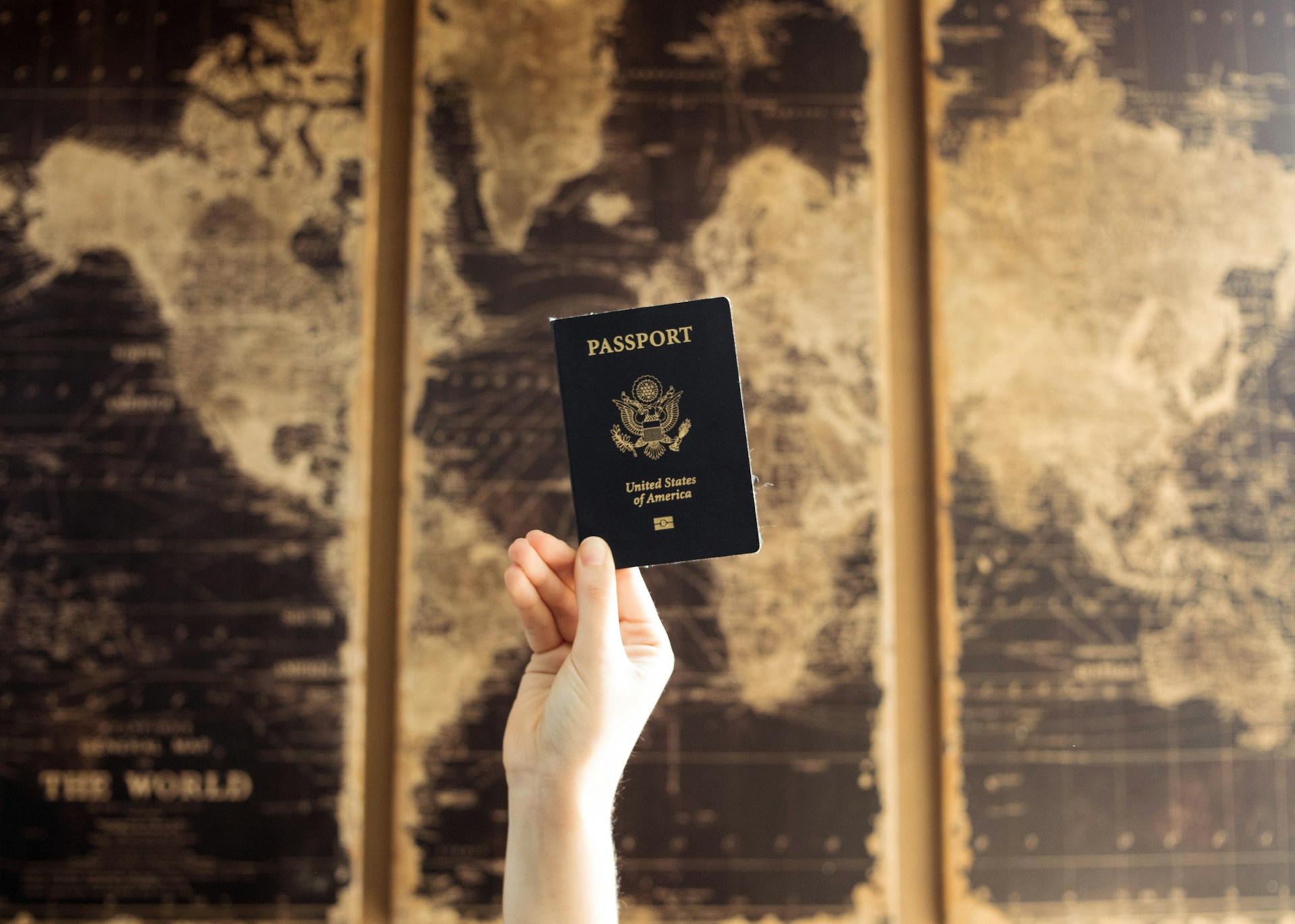 Ein Mann hält seinen Reisepass in der Hand | Quelle: Unsplash