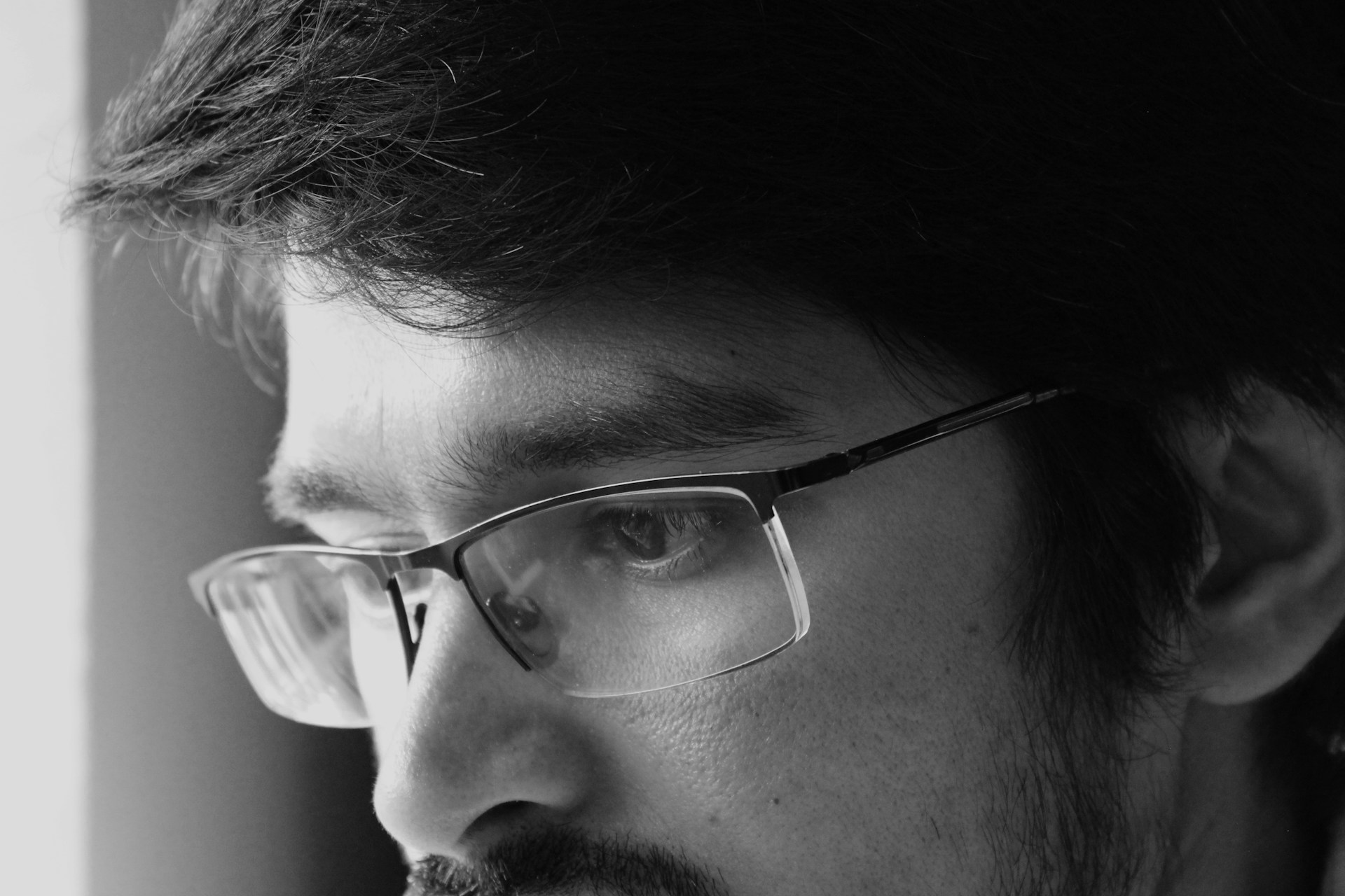 Ein Mann mit einem traurigen und nachdenklichen Blick | Quelle: Unsplash