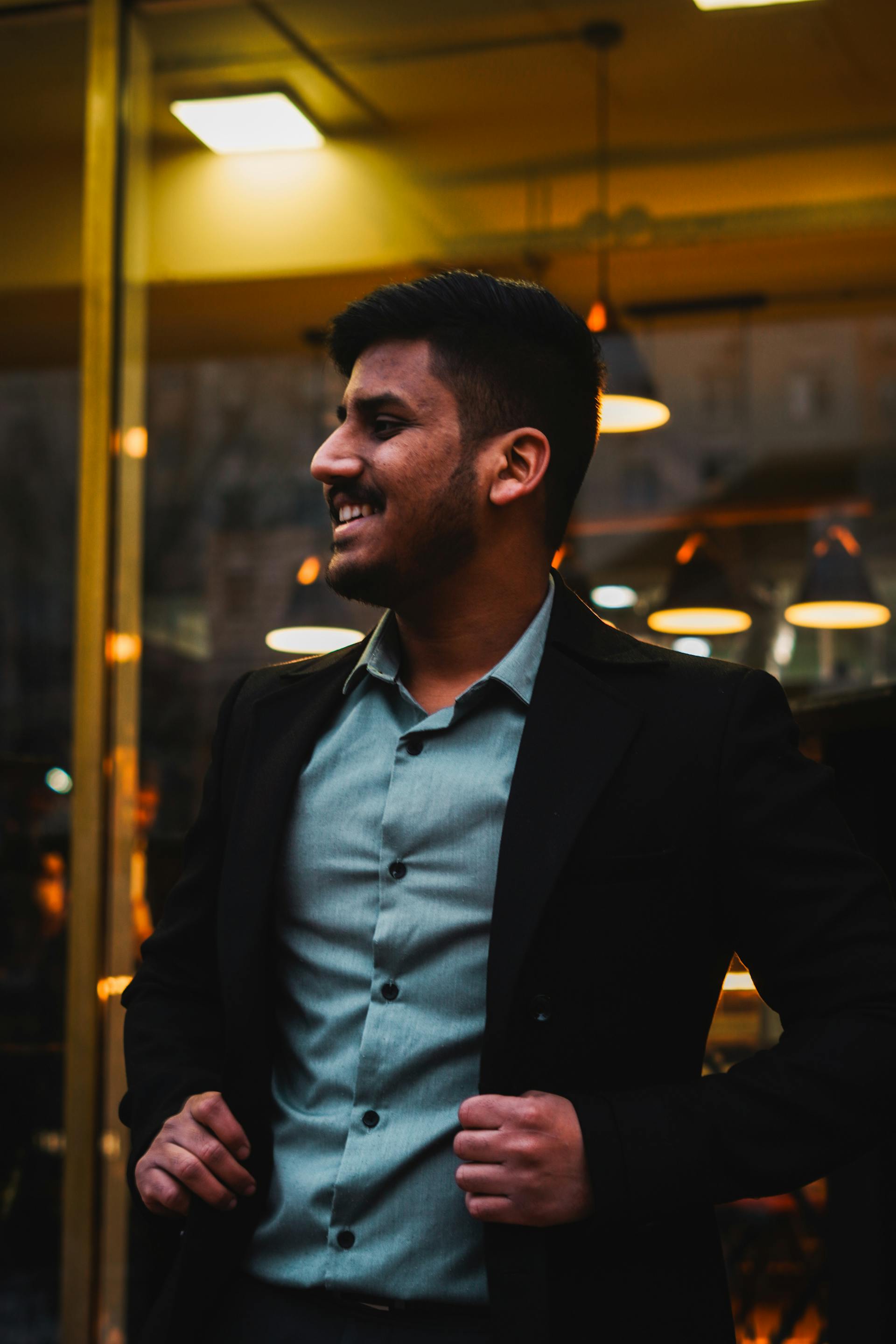 Ein Mann in einem Restaurant | Quelle: Pexels