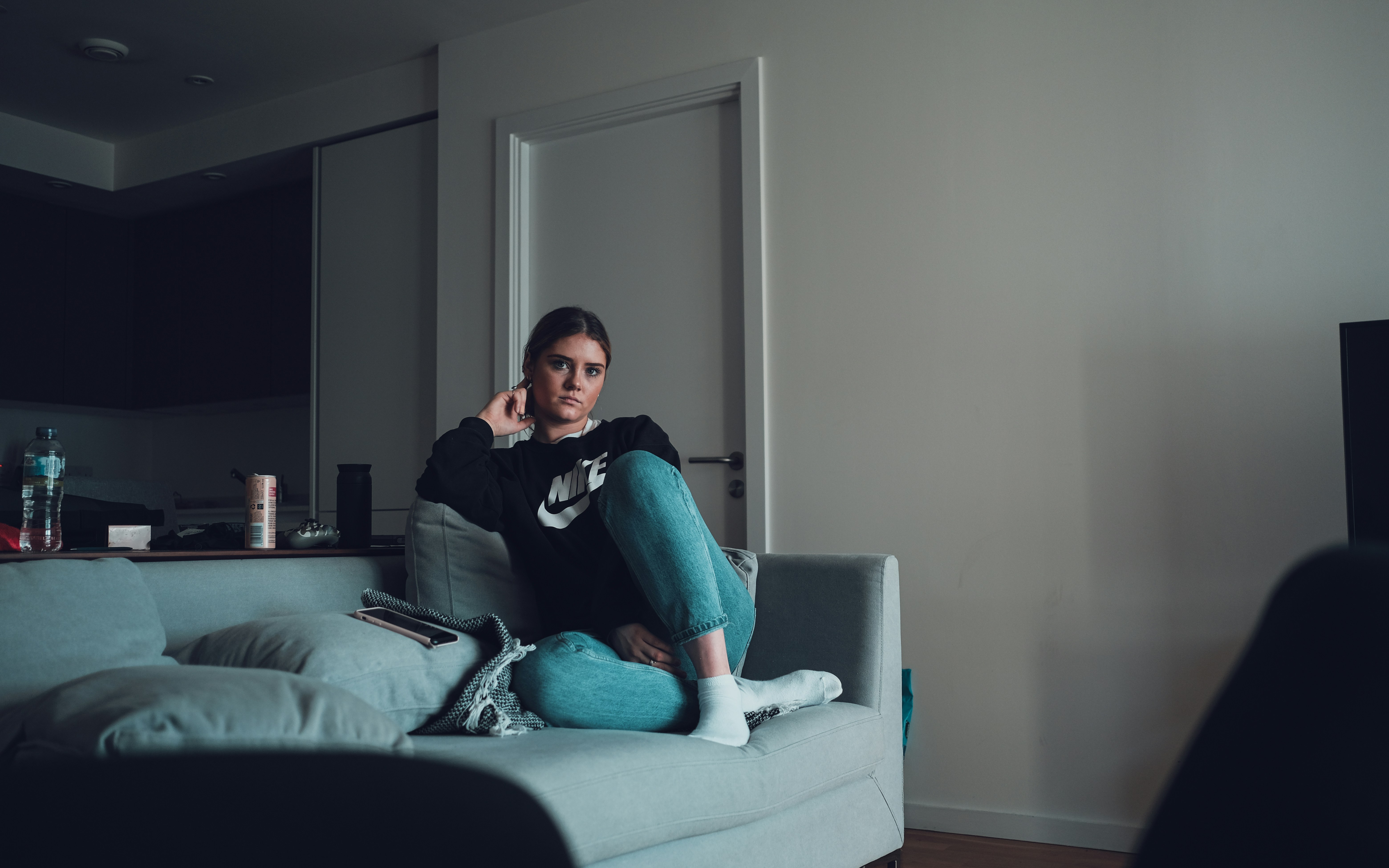 Eine Frau sitzt auf einer Couch | Quelle: Unsplash