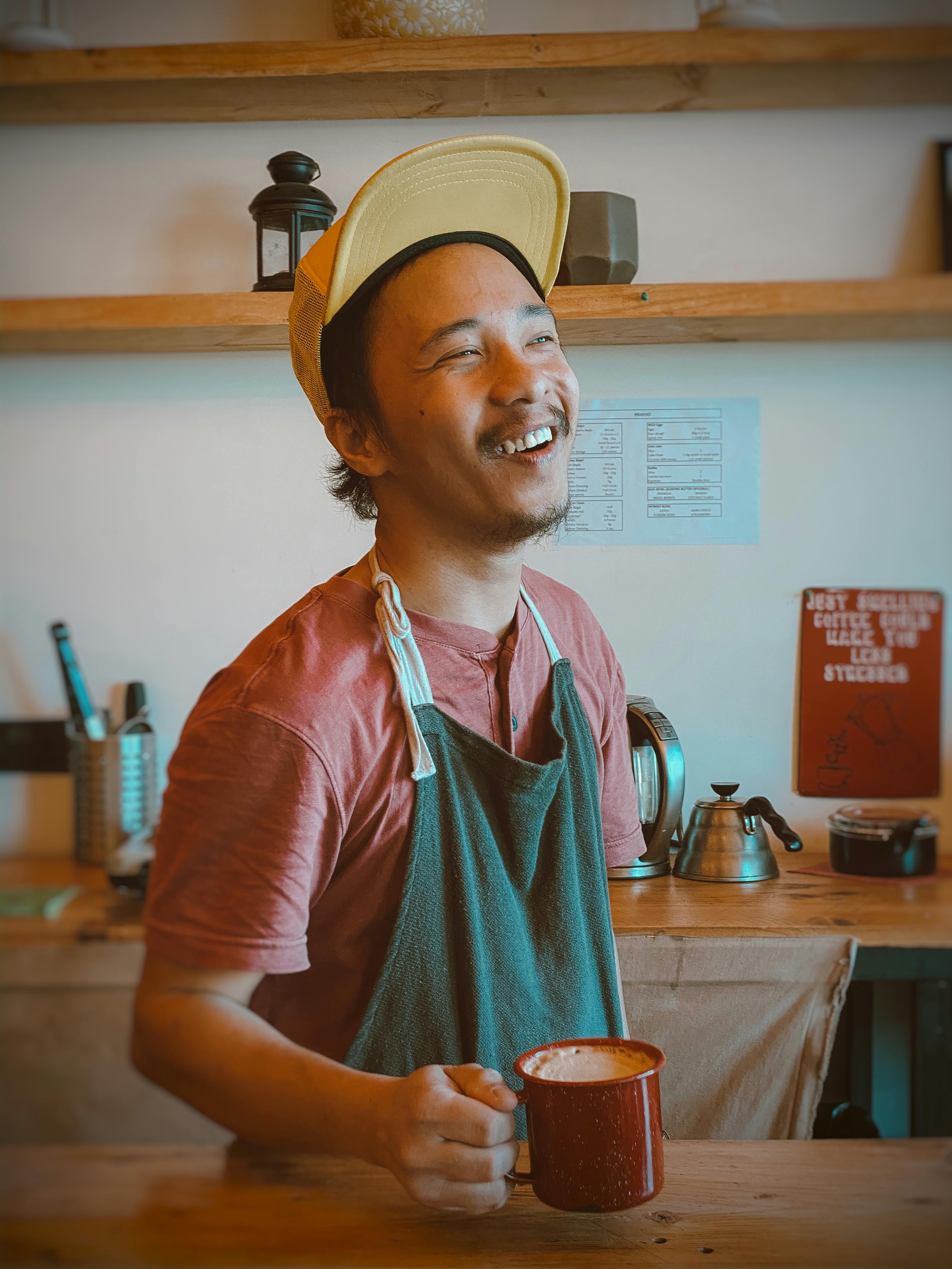 Ein glücklicher Barista | Quelle: Pexels