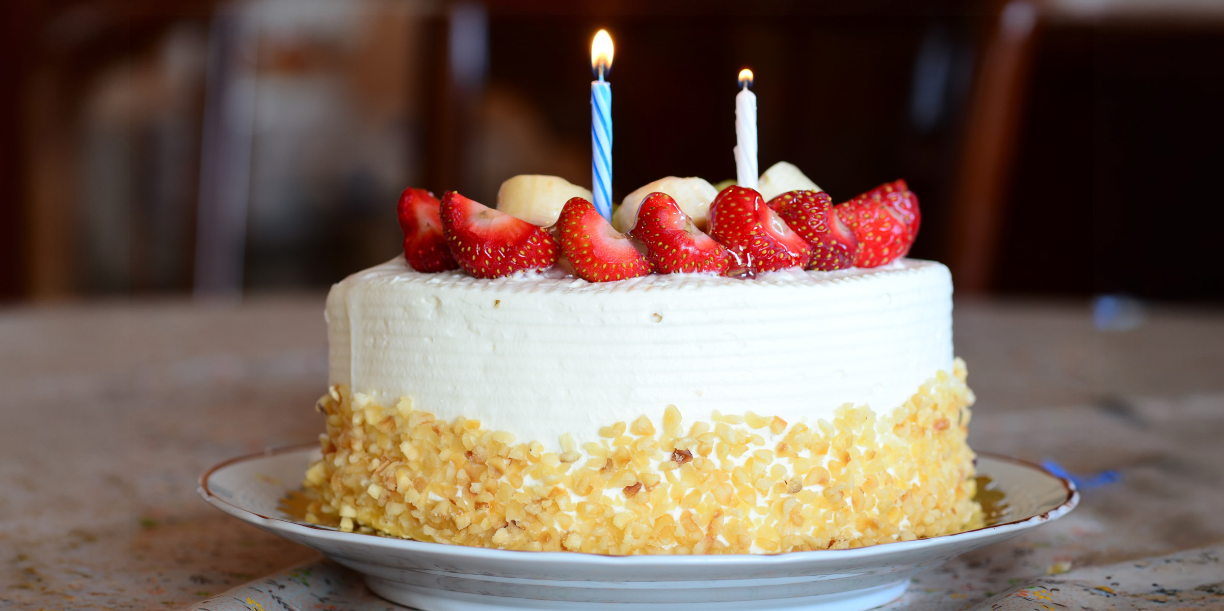 Ein Kuchen mit Geburtstagskerzen | Quelle: Shutterstock
