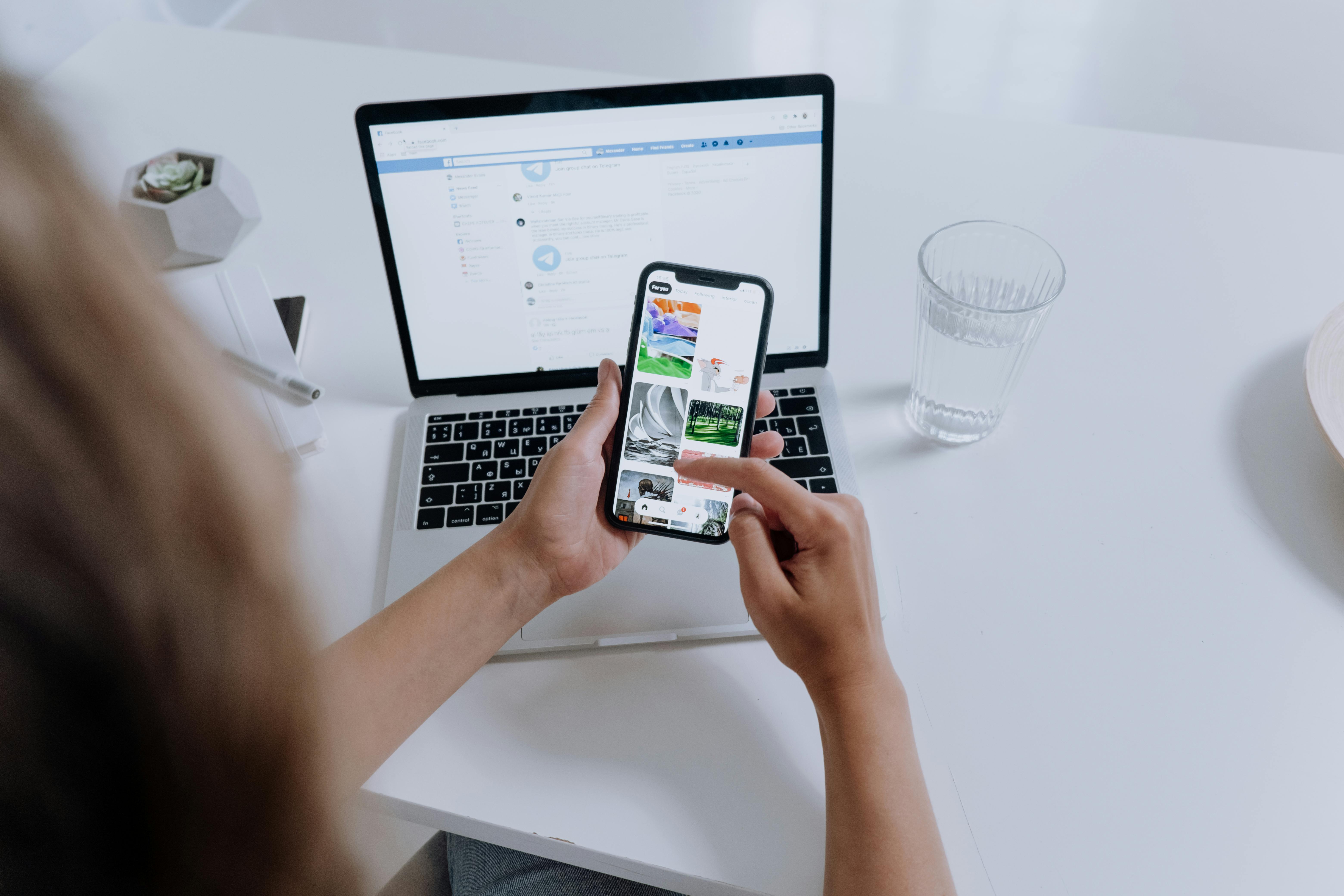 Eine Person, die ein Mobiltelefon benutzt | Quelle: Pexels