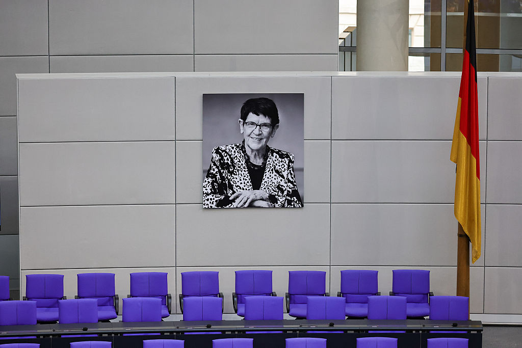 Ein Porträt der ehemaligen Bundestagspräsidentin Rita Suessmuth hing während einer staatlichen Gedenkfeier für Suessmuth am 24. Februar 2026 im Plenarsaal des Bundestages in Berlin, Deutschland. | Quelle: Getty Images