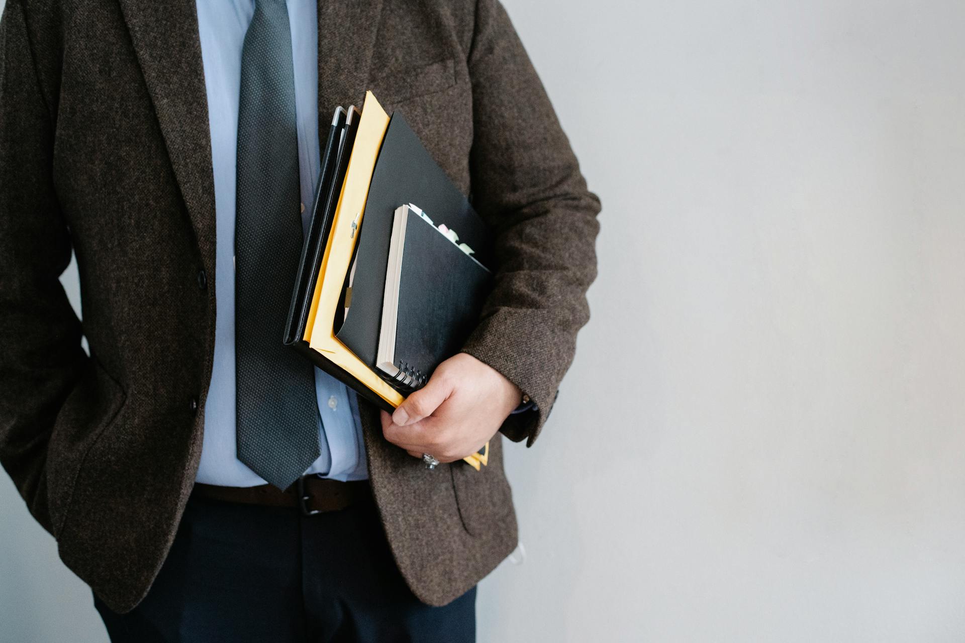 Ein Mann hält einen Satz Akten in der Hand | Quelle: Pexels