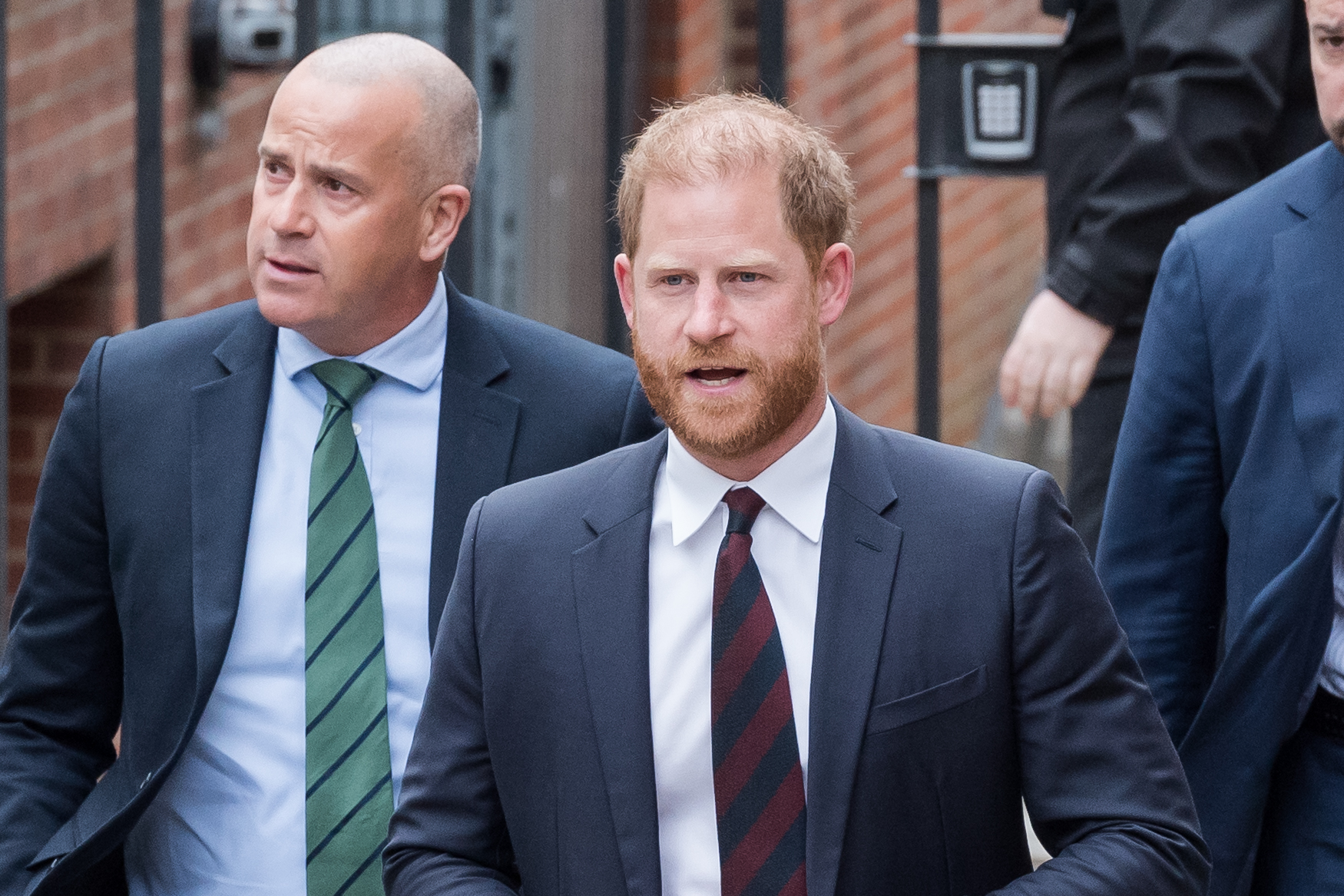 Prinz Harry kommt mit Sicherheitskräften am 9. April 2025 am High Court in London an | Quelle: Getty Images
