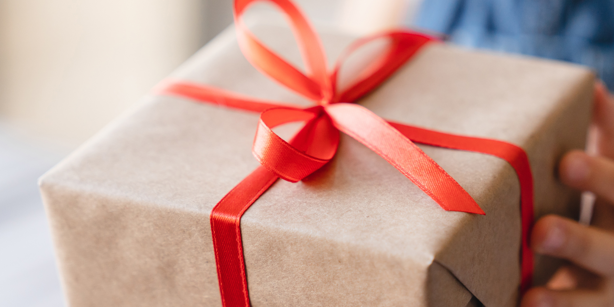 Eine Nahaufnahme eines Geschenks | Quelle: Shutterstock