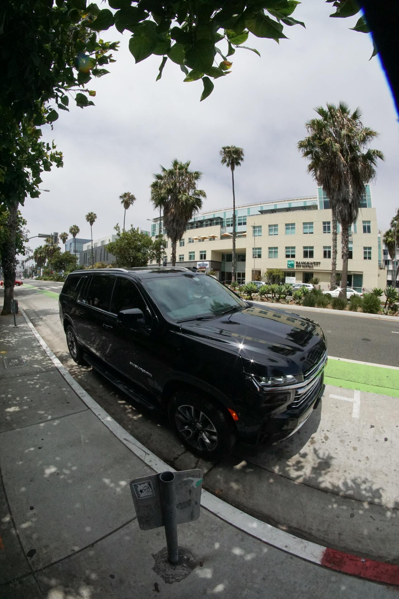 Ein schwarzer SUV parkt auf der Straße | Quelle: Pexels