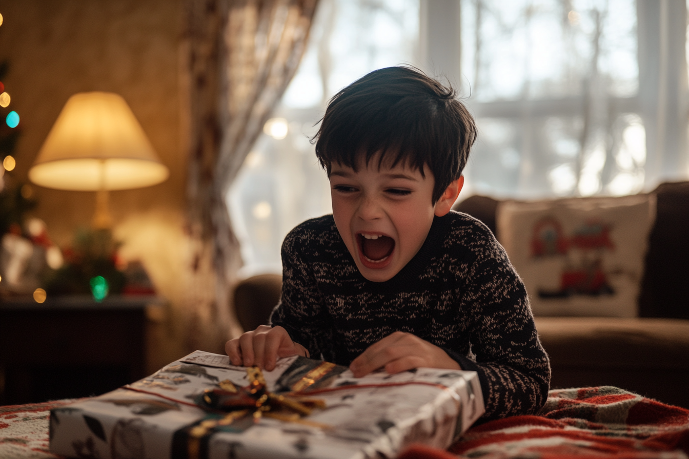 Ein Junge packt seine Weihnachtsgeschenke aus | Quelle: Midjourney