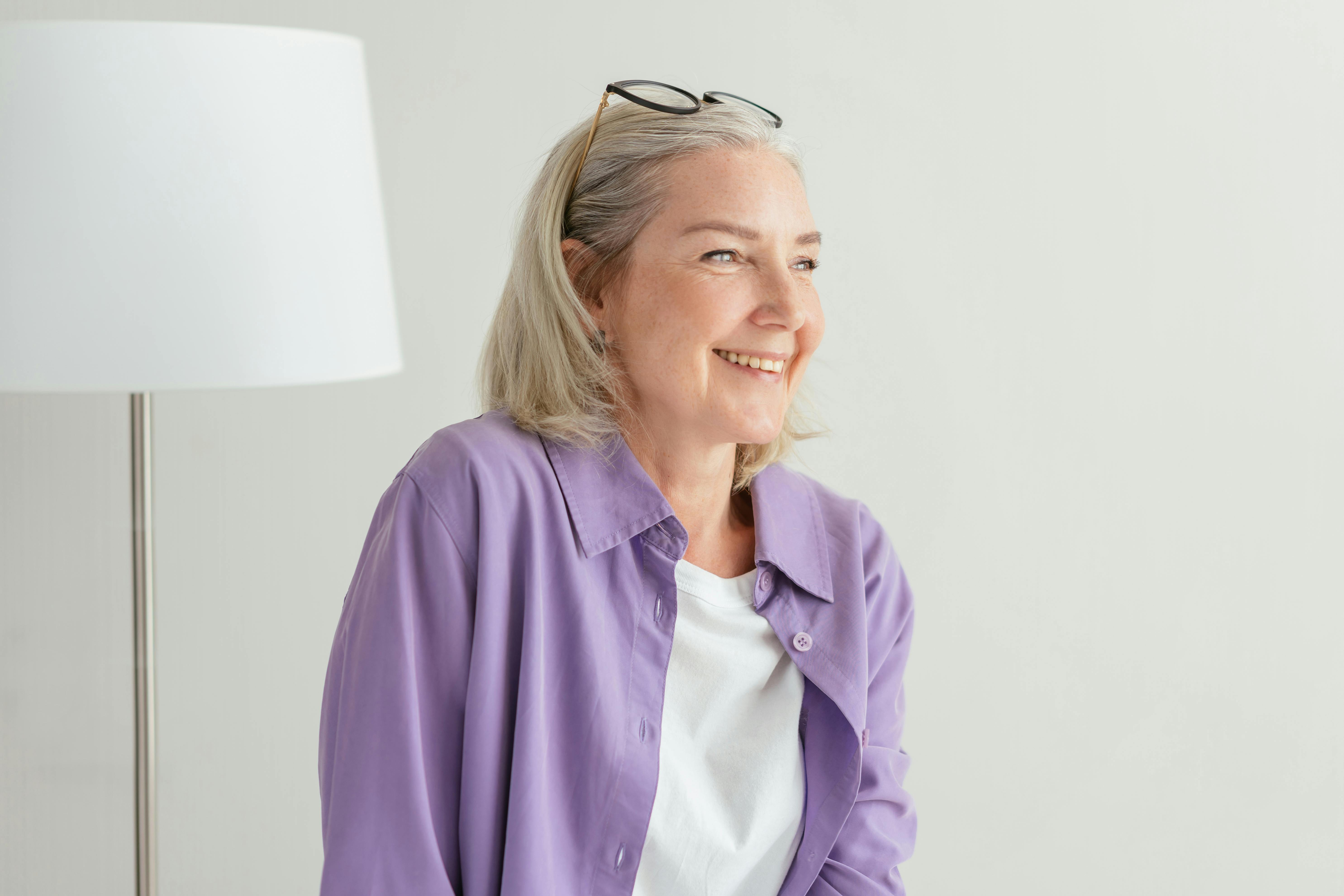 Eine lächelnde ältere Frau | Quelle: Pexels