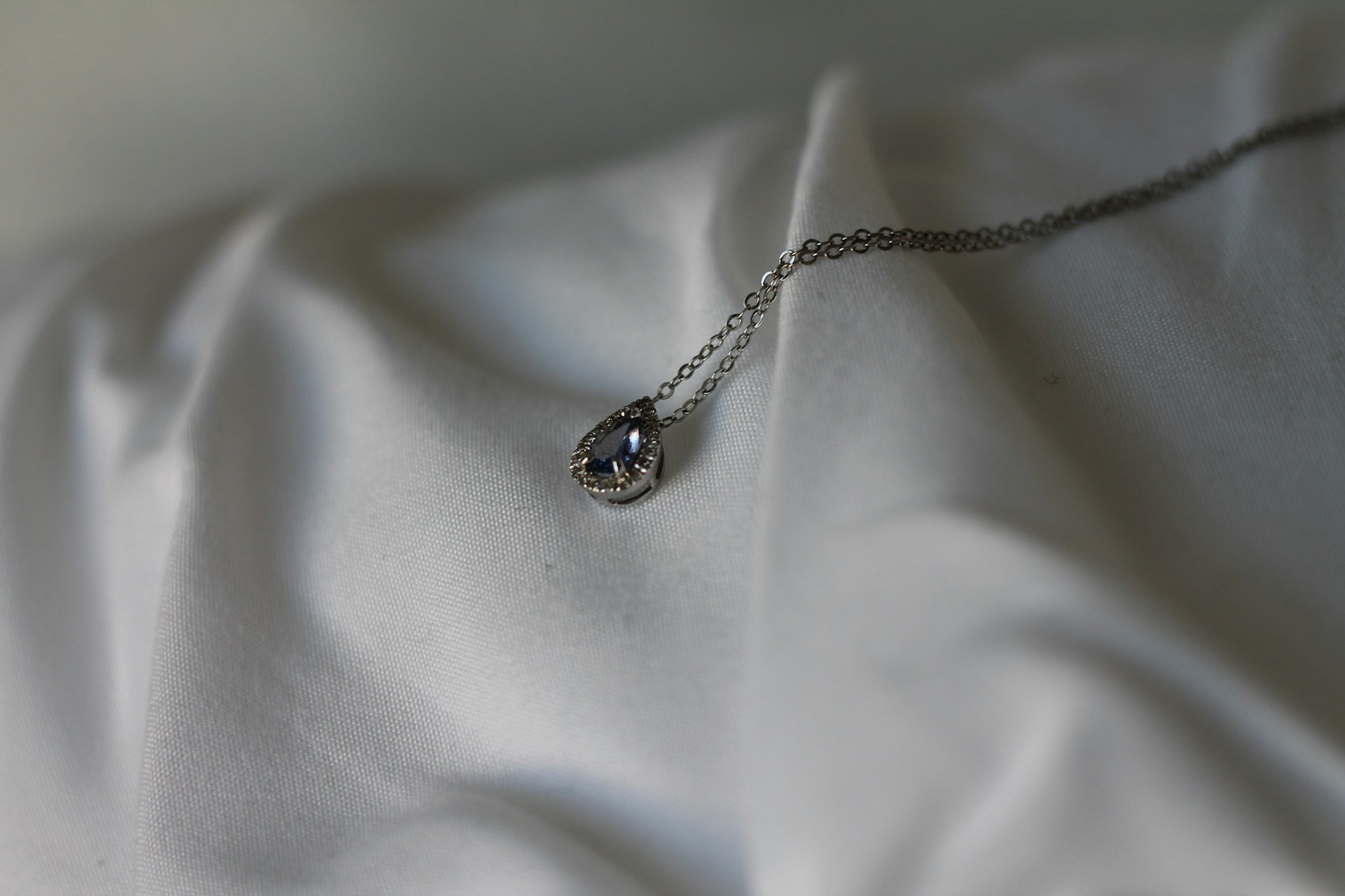 Ein kleiner Diamant-Anhänger | Quelle: Unsplash