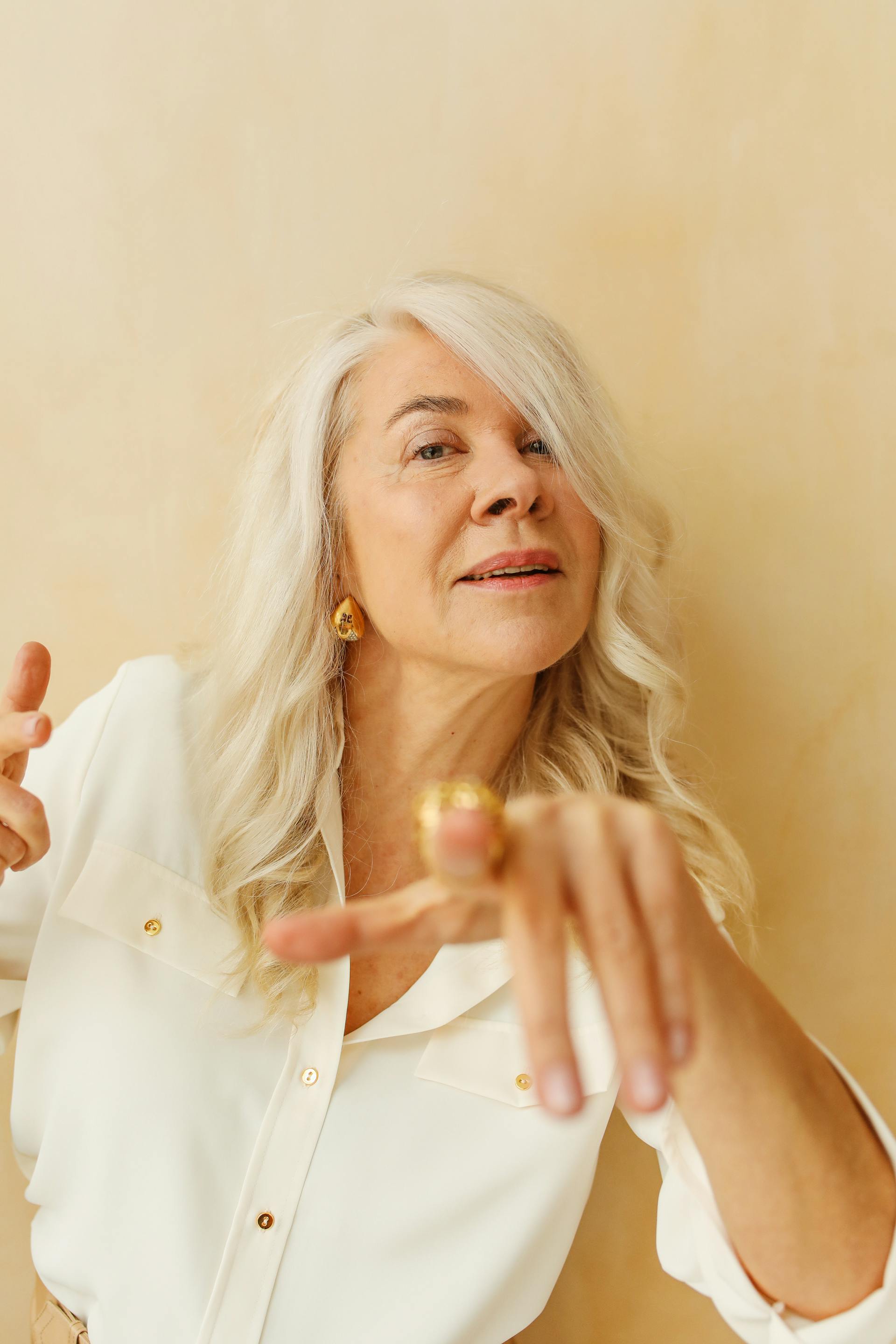 Eine Frau, die mit dem Finger auf jemanden zeigt | Quelle: Pexels
