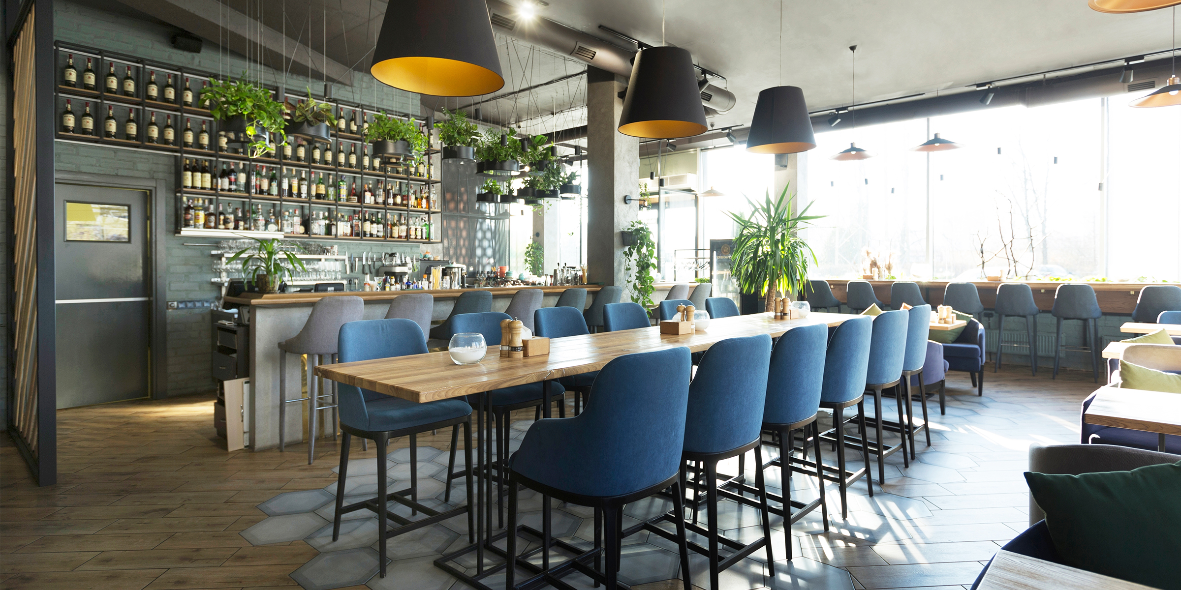 Ein luxuriöses Restaurant mit leeren Stühlen | Quelle: Shutterstock