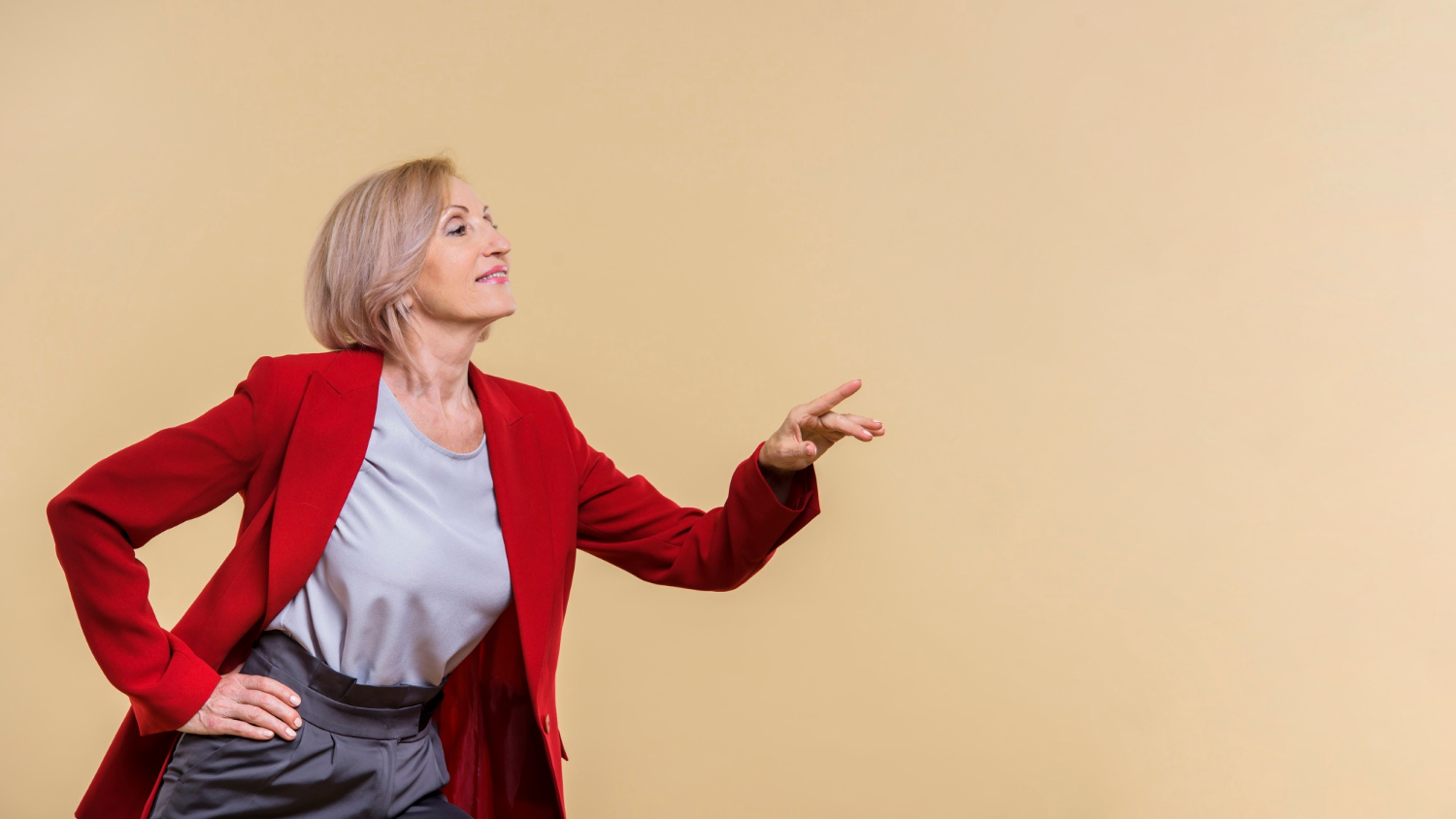 Eine ältere Frau, die mit dem Finger zeigt | Quelle: Freepik