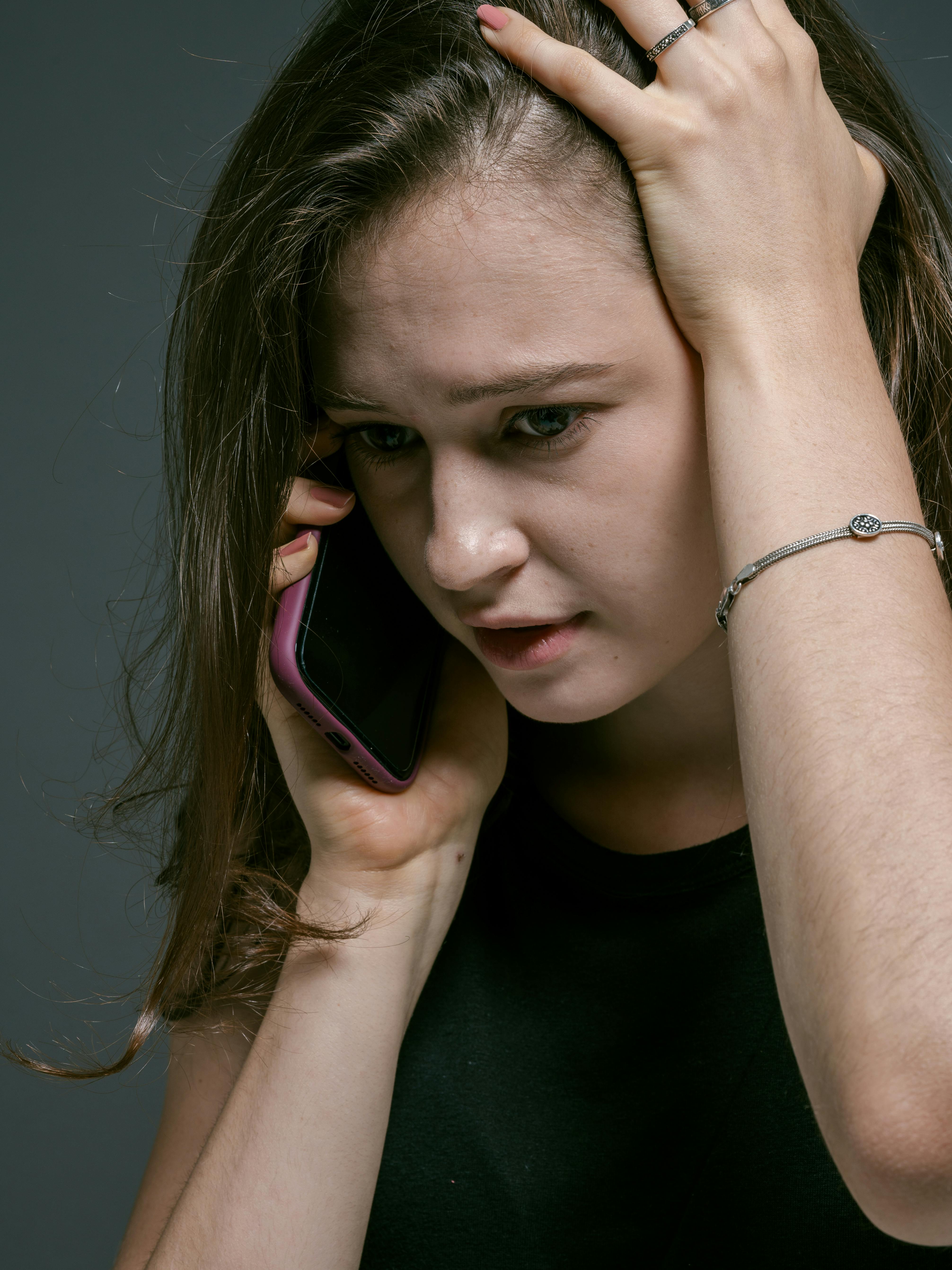 Eine besorgte Frau bei einem Anruf | Quelle: Pexels