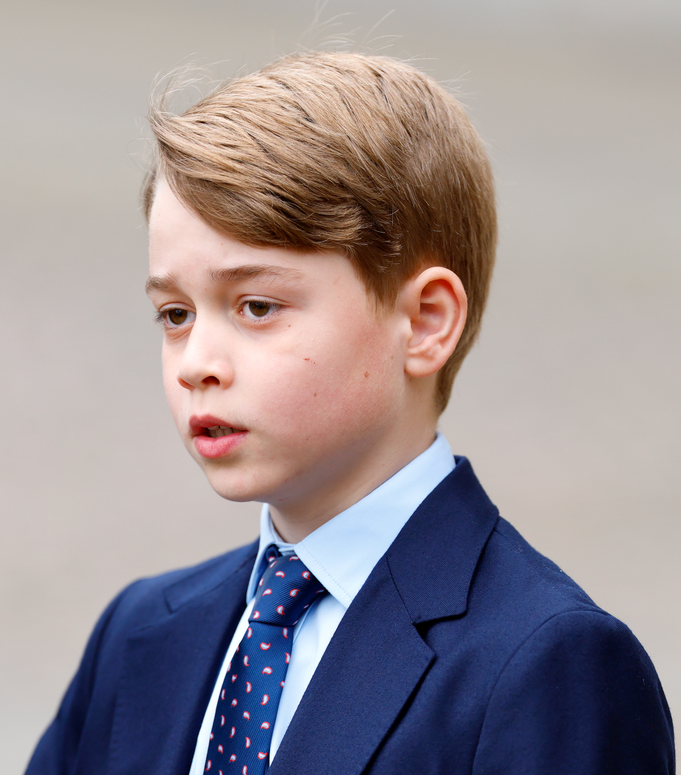 Georges öffentliche Auftritte nahmen einen feierlicheren Charakter an, als er am 29. März 2022 in der Westminster Abbey am Dankgottesdienst für seinen verstorbenen Urgroßvater, Prinz Philip, teilnahm. Er trug einen marineblauen Anzug und eine Krawatte und war fast 9 Jahre alt, als seine Rolle bei wichtigen Anlässen der königlichen Familie immer sichtbarer wurde.