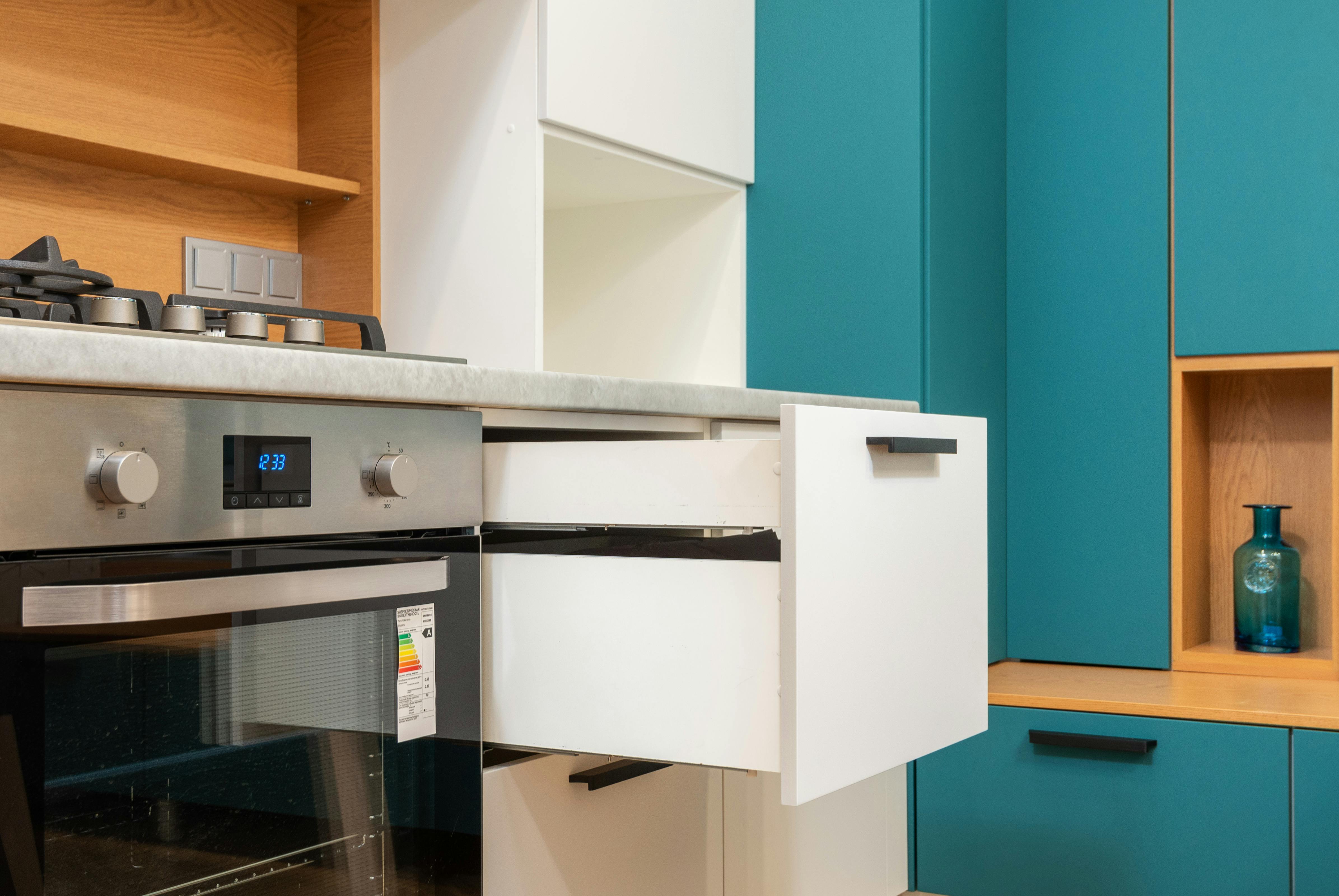 Eine offene Küchenschublade | Quelle: Pexels