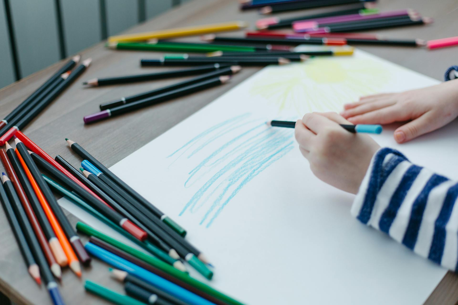 Ein Kind, das auf einem Papier malt | Quelle: Pexels