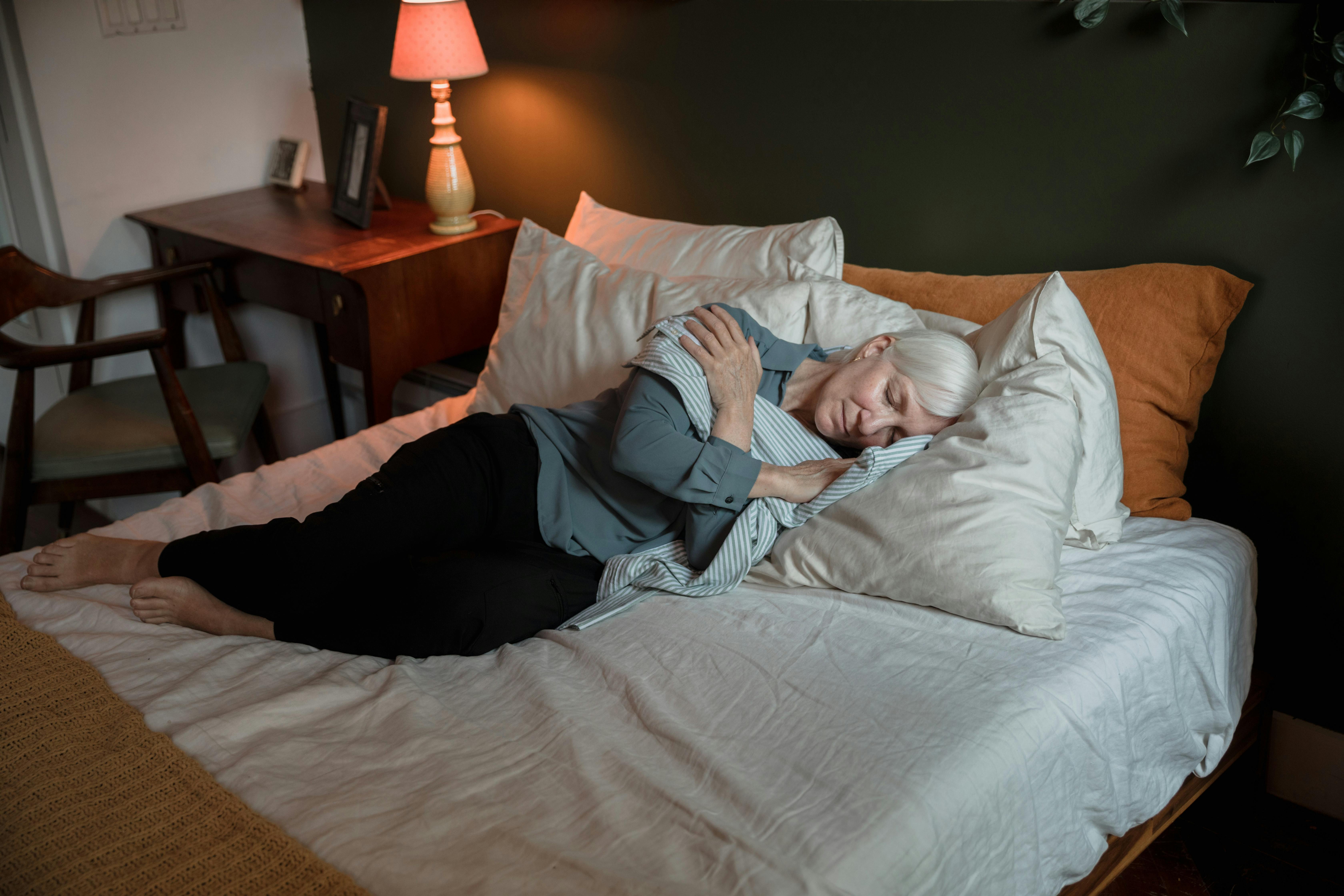 Eine kranke Frau im Bett | Quelle: Pexels
