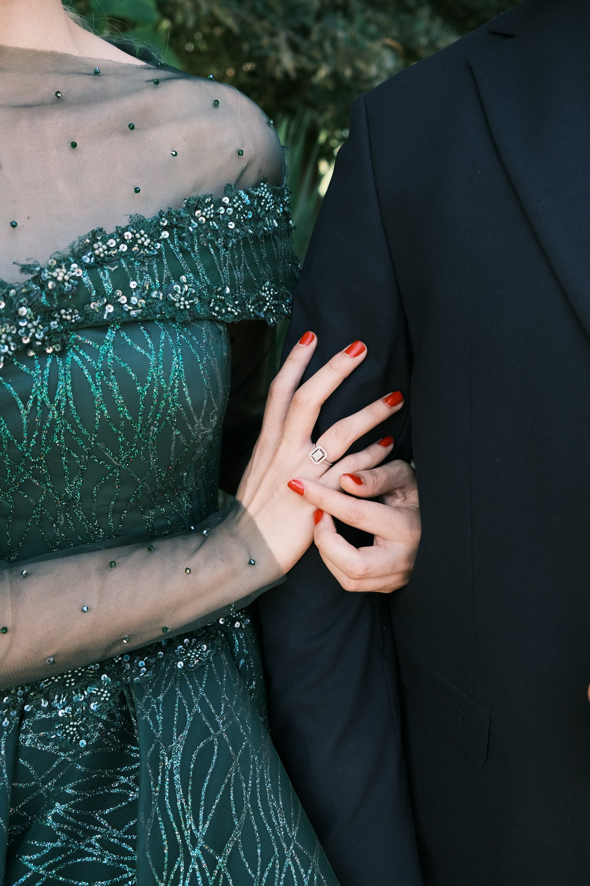 Eine Frau hält den Arm eines Mannes | Quelle: Unsplash