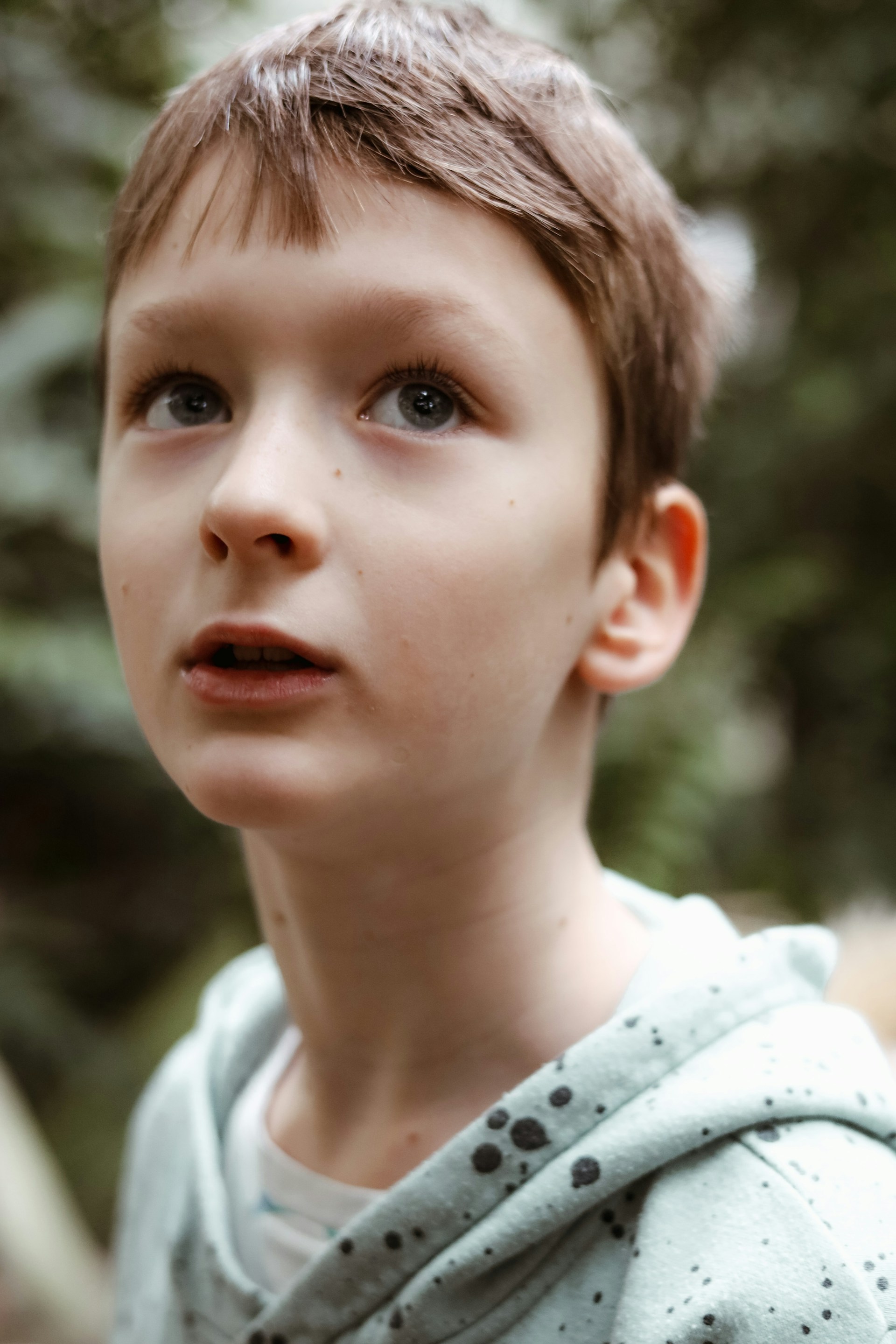 Ein Junge schaut zu jemandem auf | Quelle: Unsplash