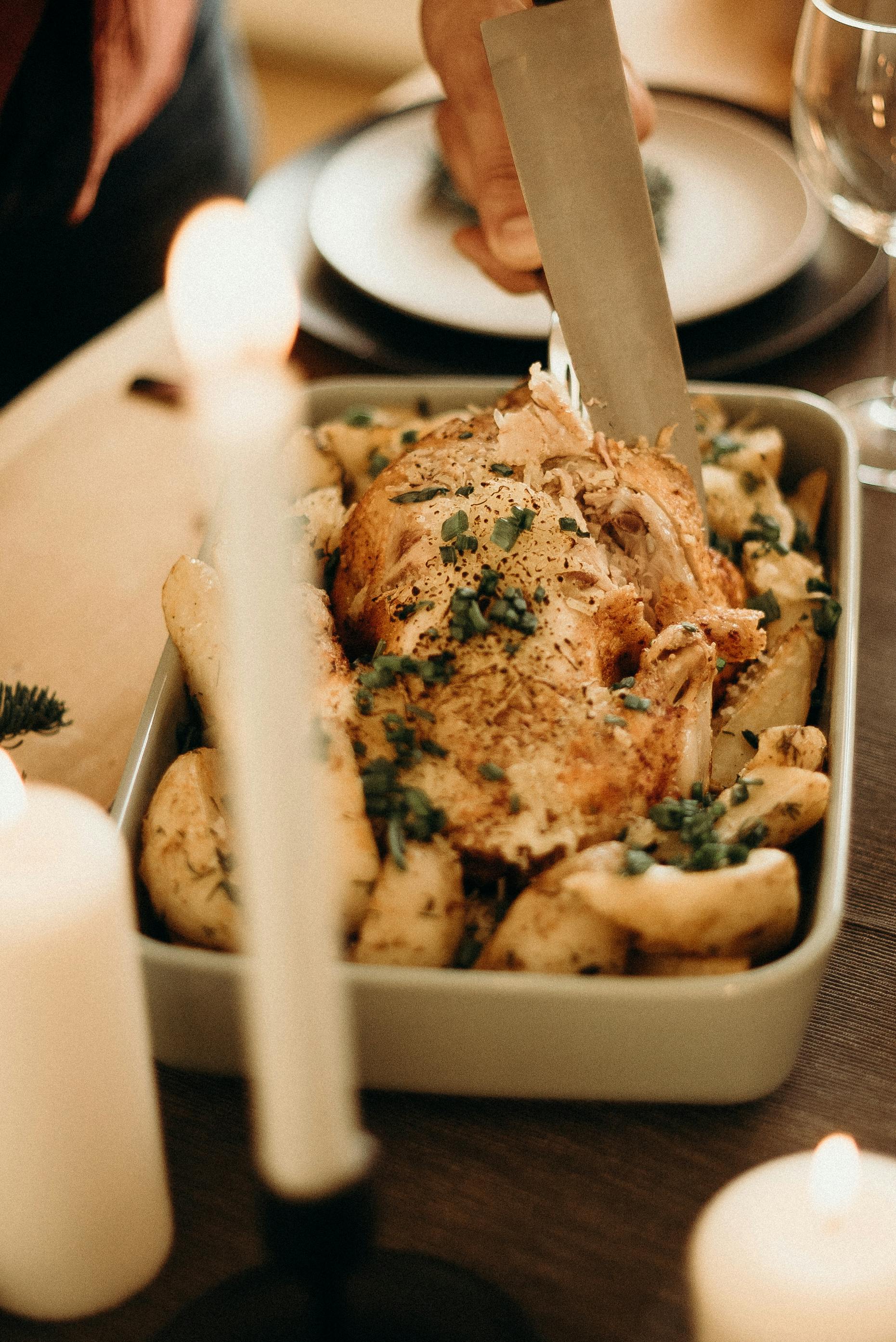 Ein Brathähnchen in einer Kasserolle | Quelle: Pexels