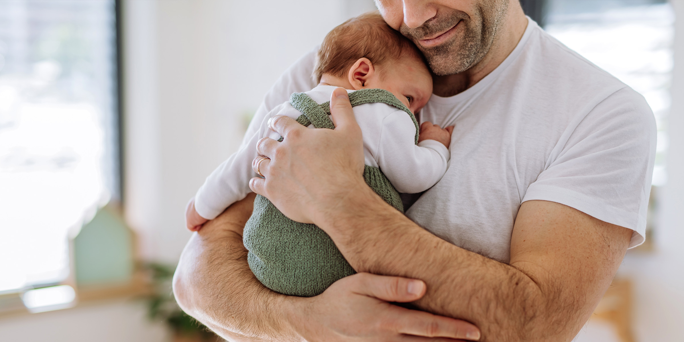 Ein Mann hält ein Baby | Quelle: Shutterstock