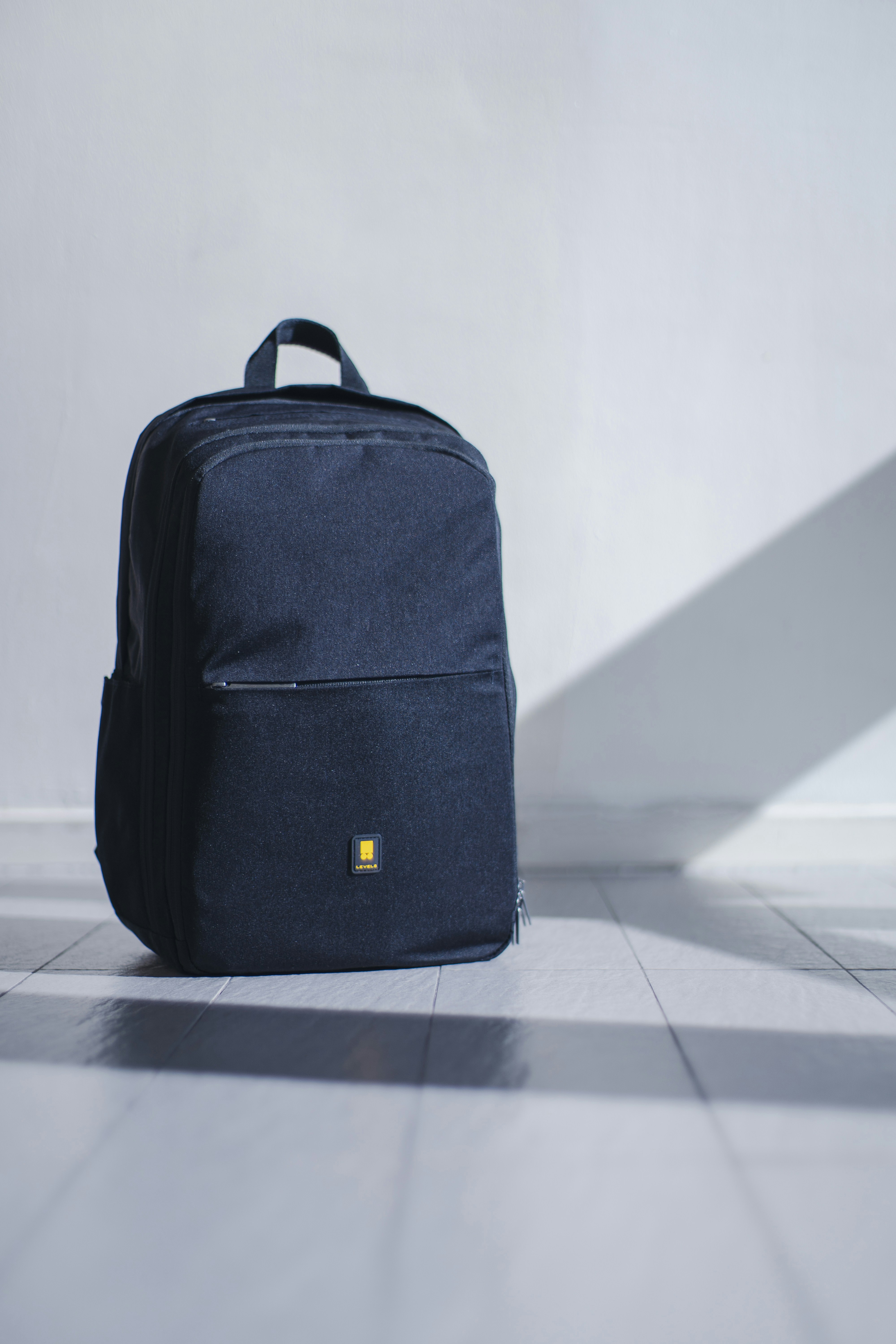 Ein Rucksack in einem Zimmer | Quelle: Unsplash