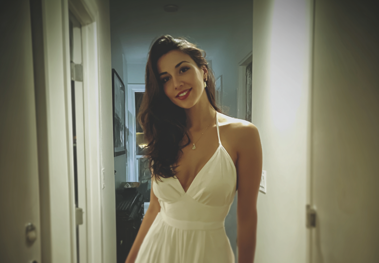 Eine lächelnde Frau, die in einem Hausflur steht | Quelle: Midjourney