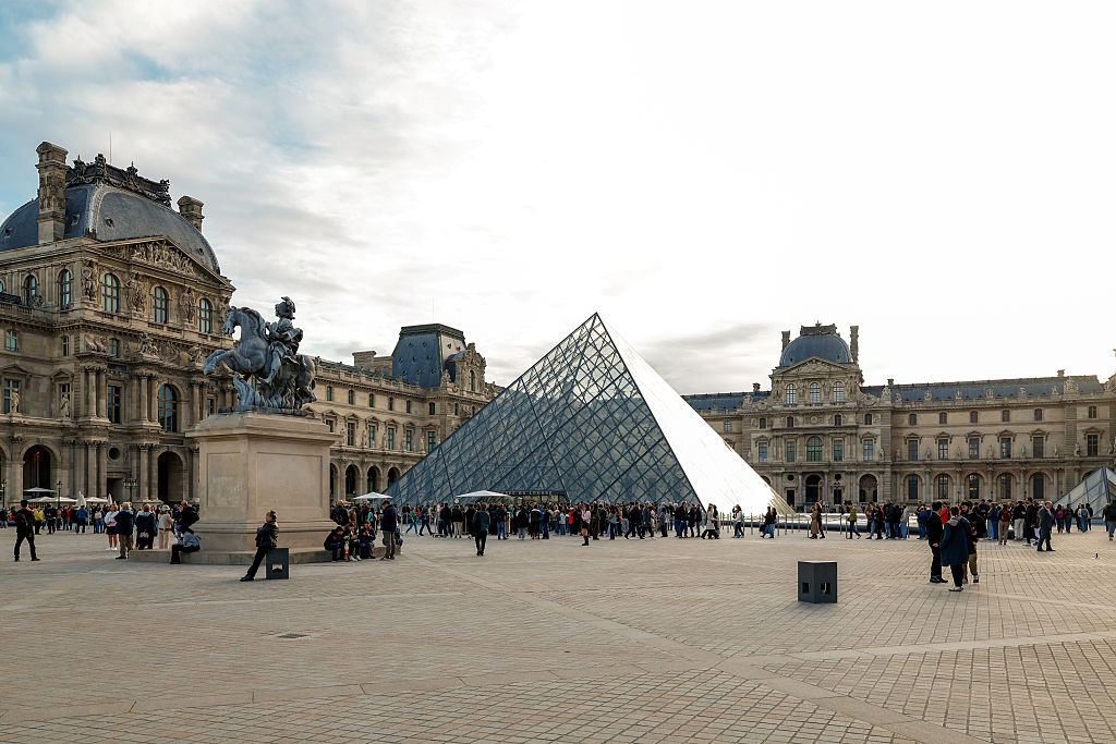 Touristen vor dem bekannten Louvre | Quelle: Getty Images