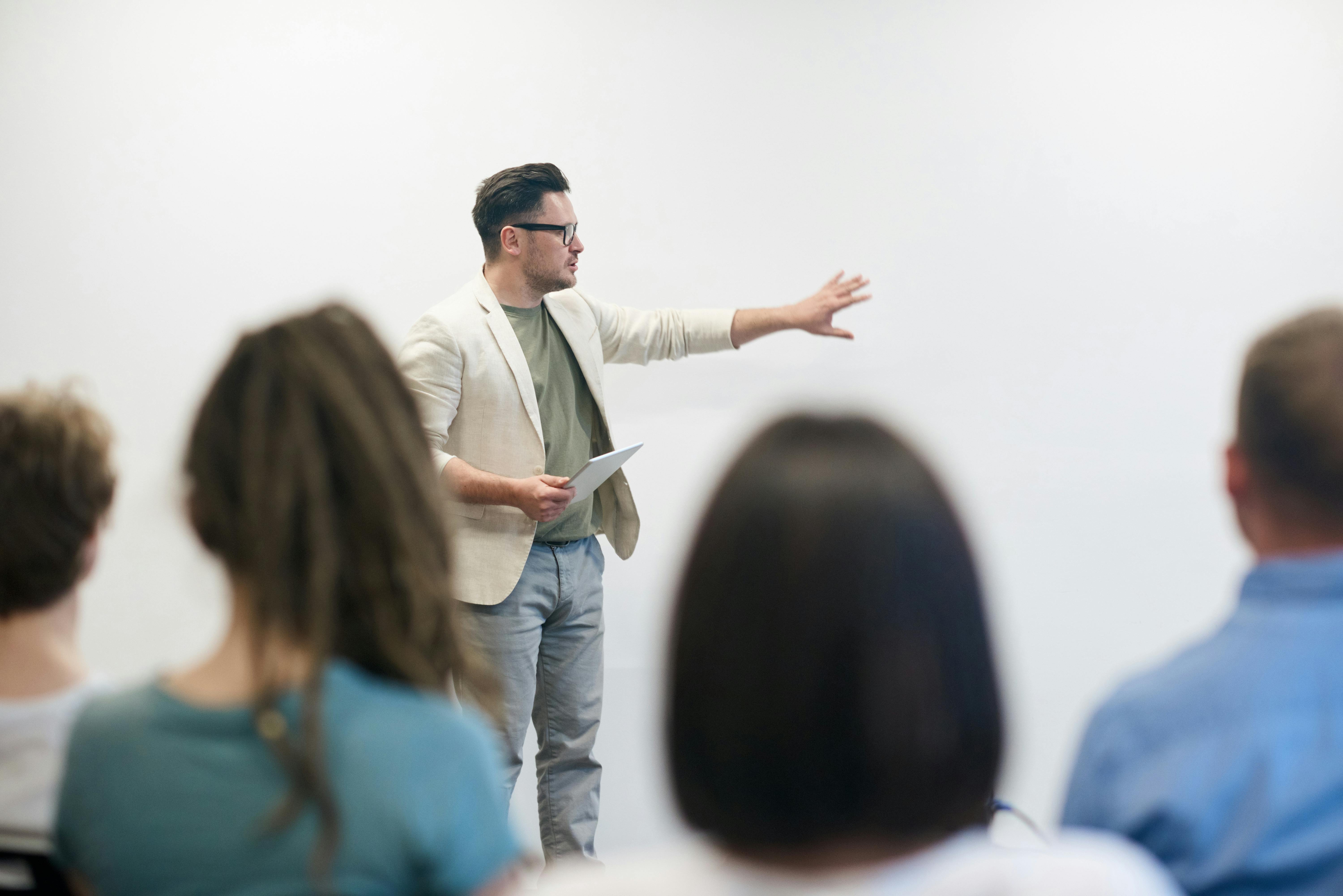 Eine Lehrerin, die vorne in der Klasse steht | Quelle: Pexels