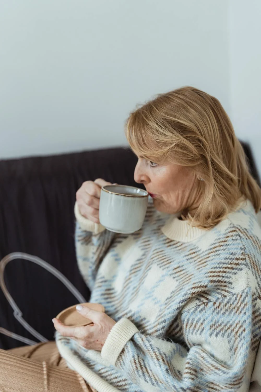 Eine Frau trinkt Kaffee | Quelle: Pexels