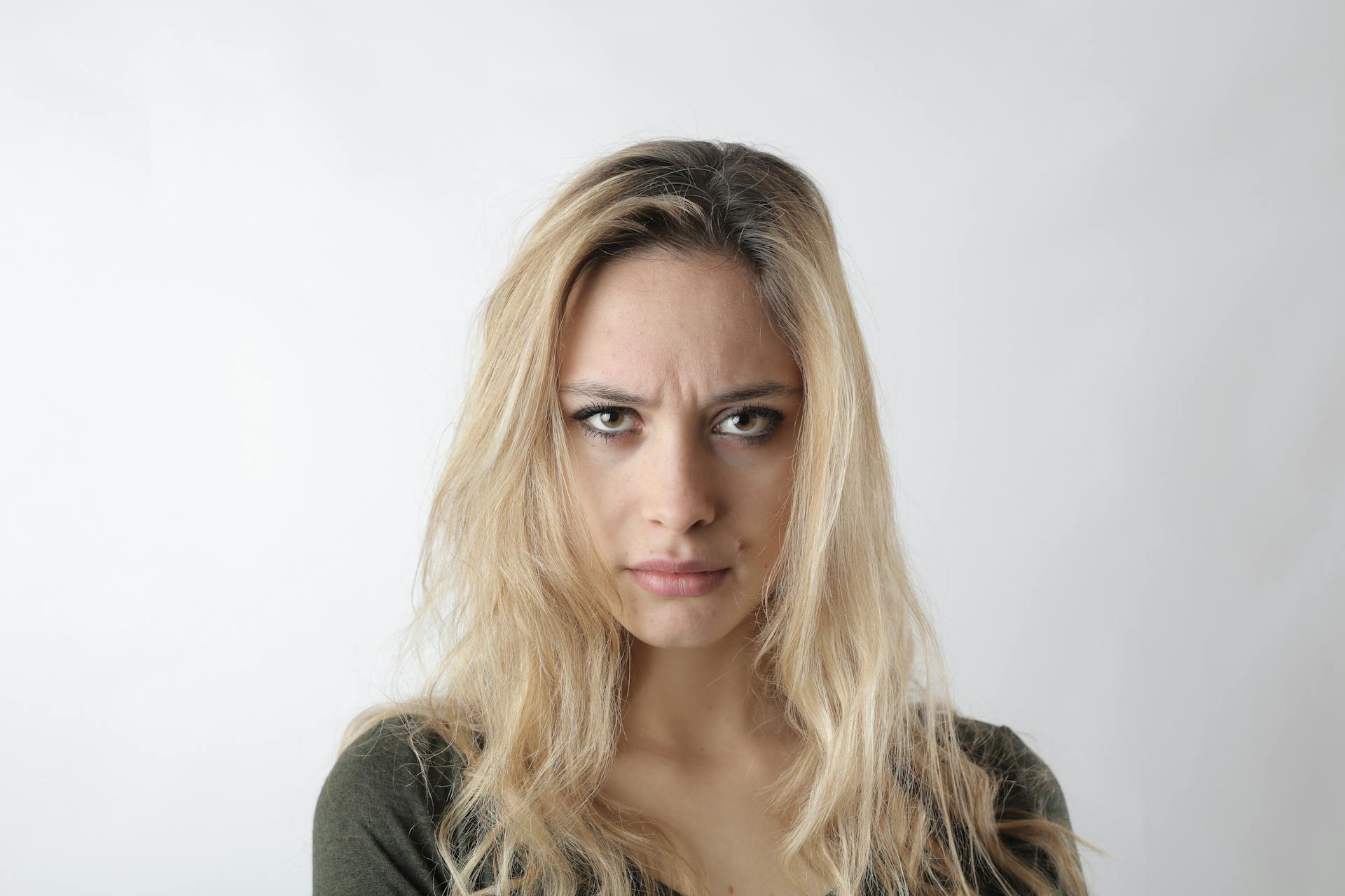 Eine stirnrunzelnde Frau | Quelle: Pexels