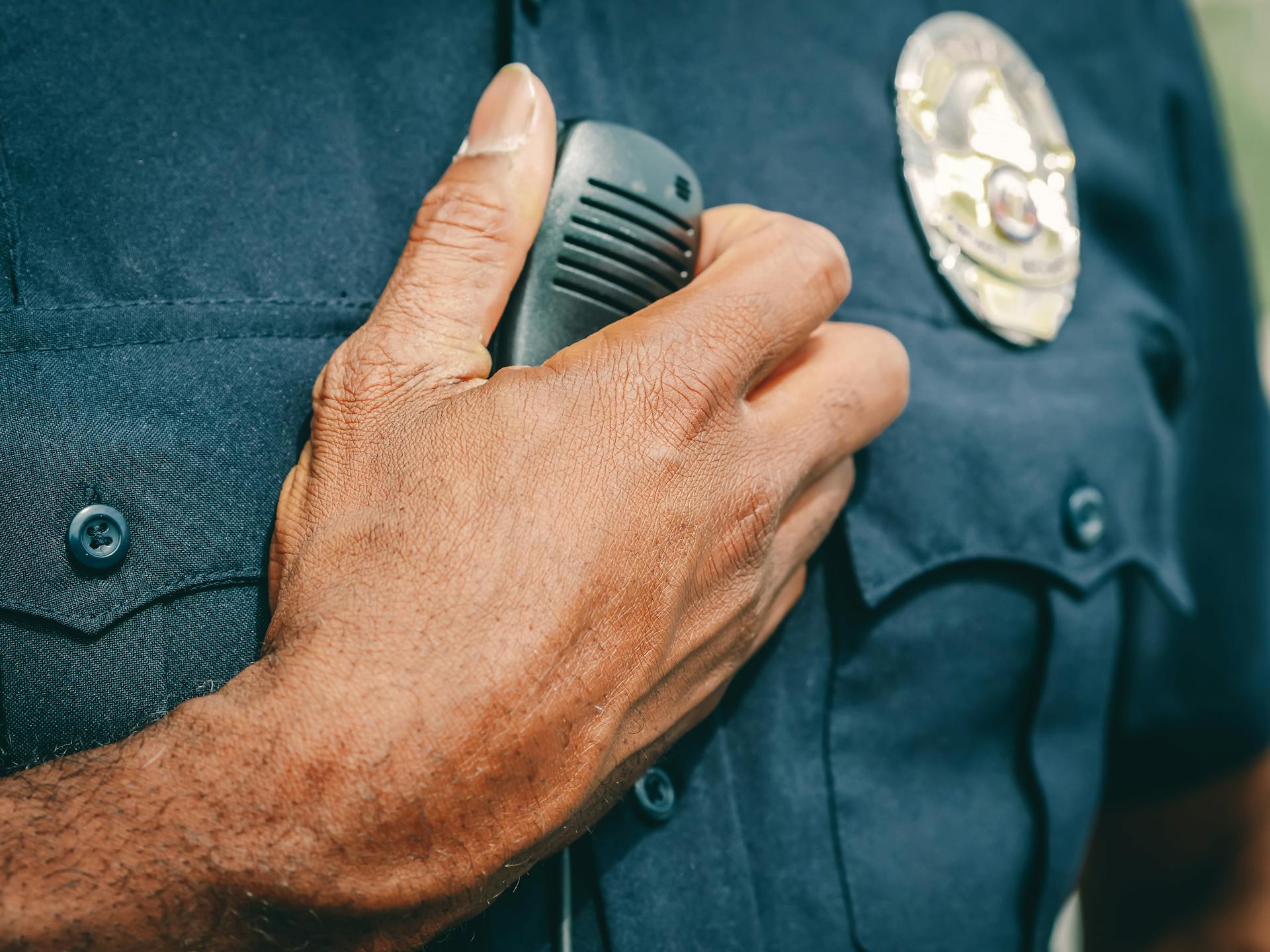 Eine Nahaufnahme der Uniform eines Wachmanns | Quelle: Pexels