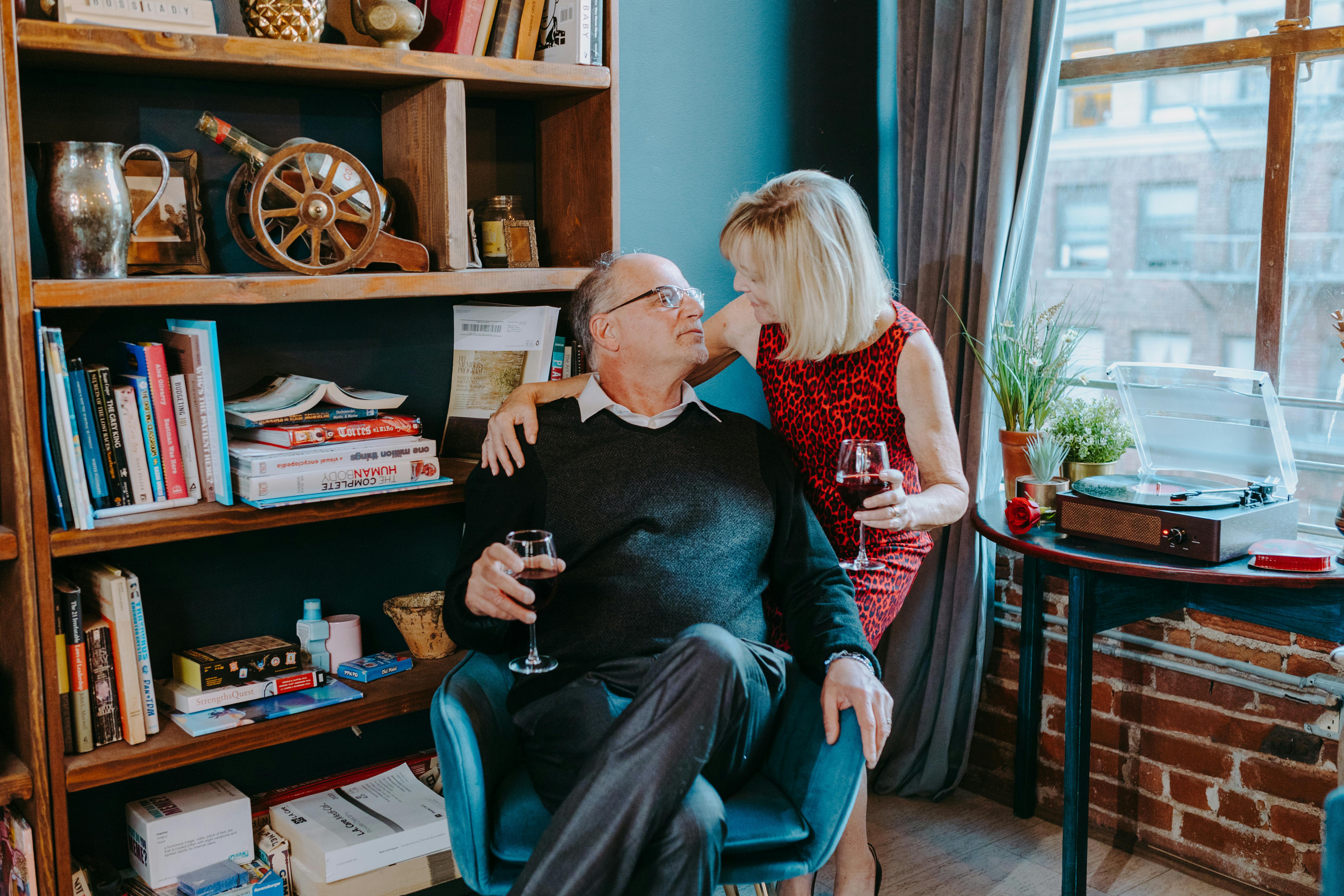 Ein älteres Paar genießt Wein | Quelle: Pexels