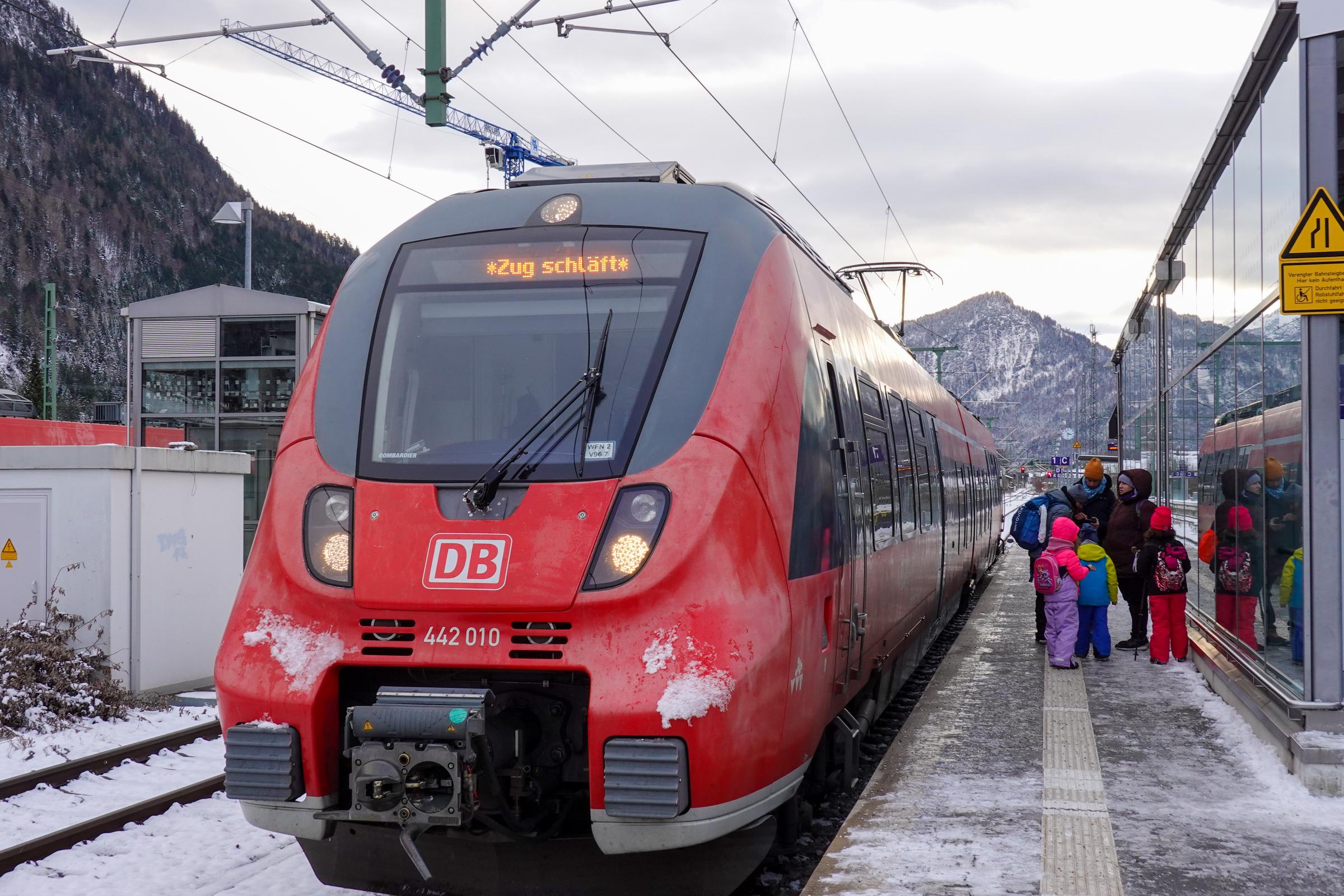 Die Frontanzeige eines Regionalzugs am Bahnhof Mittenwald in Bayern, Deutschland | Quelle: Getty Images