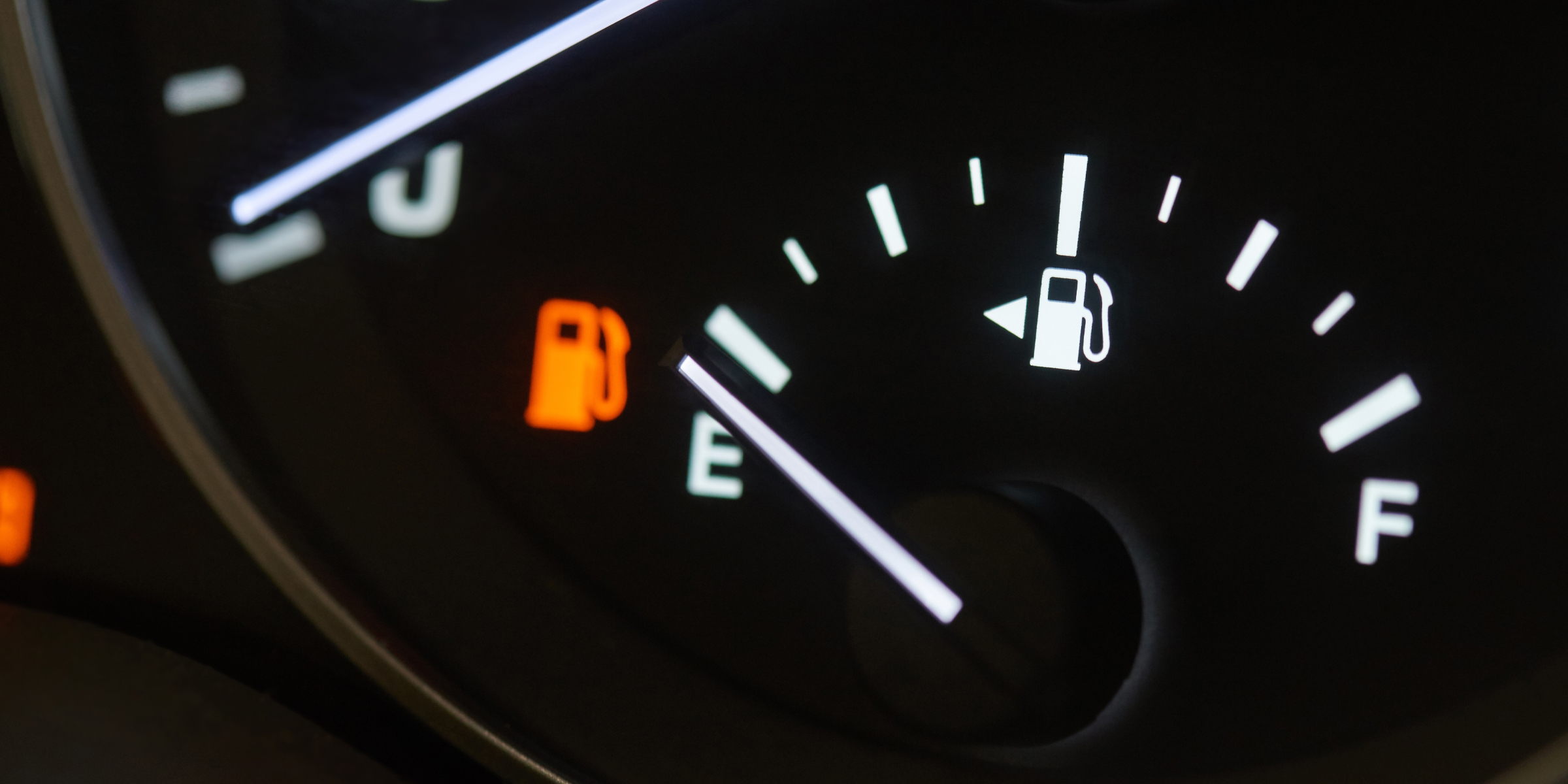 Die Tankanzeige eines Autos zeigt einen leeren Tank an und die Warnleuchte leuchtet auf | Quelle: Shutterstock