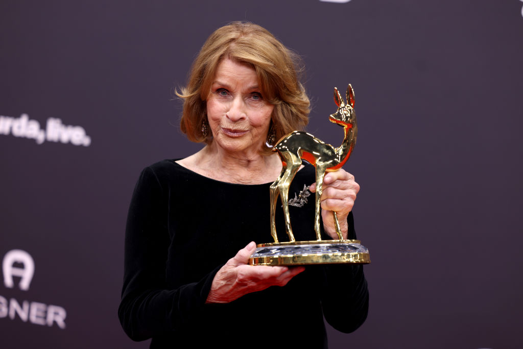 Senta Berger posiert mit ihrer Auszeichnung während der 75. Bambi-Verleihung in der Bavaria Filmstadt am 16. November 2023 in München, Deutschland. | Quelle: Getty Images