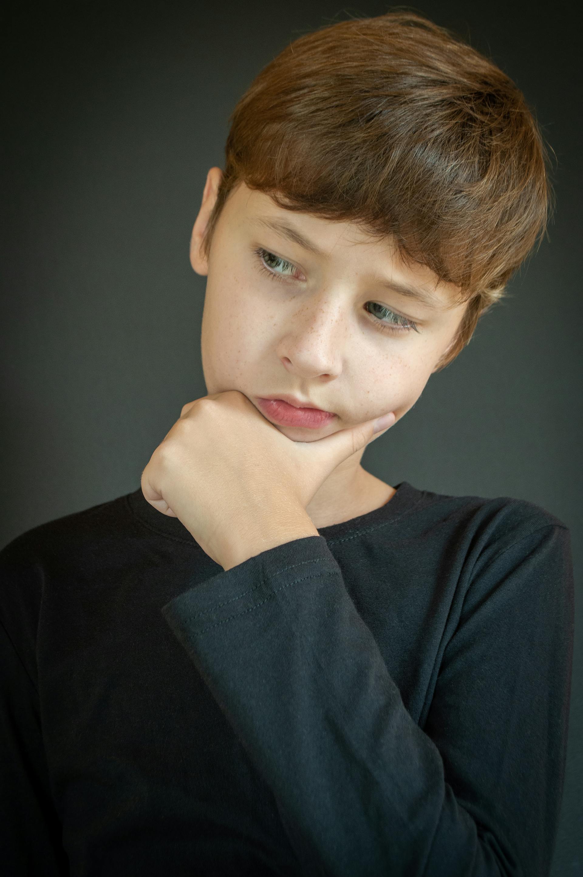 Ein nachdenklicher Junge im Teenageralter | Quelle: Pexels