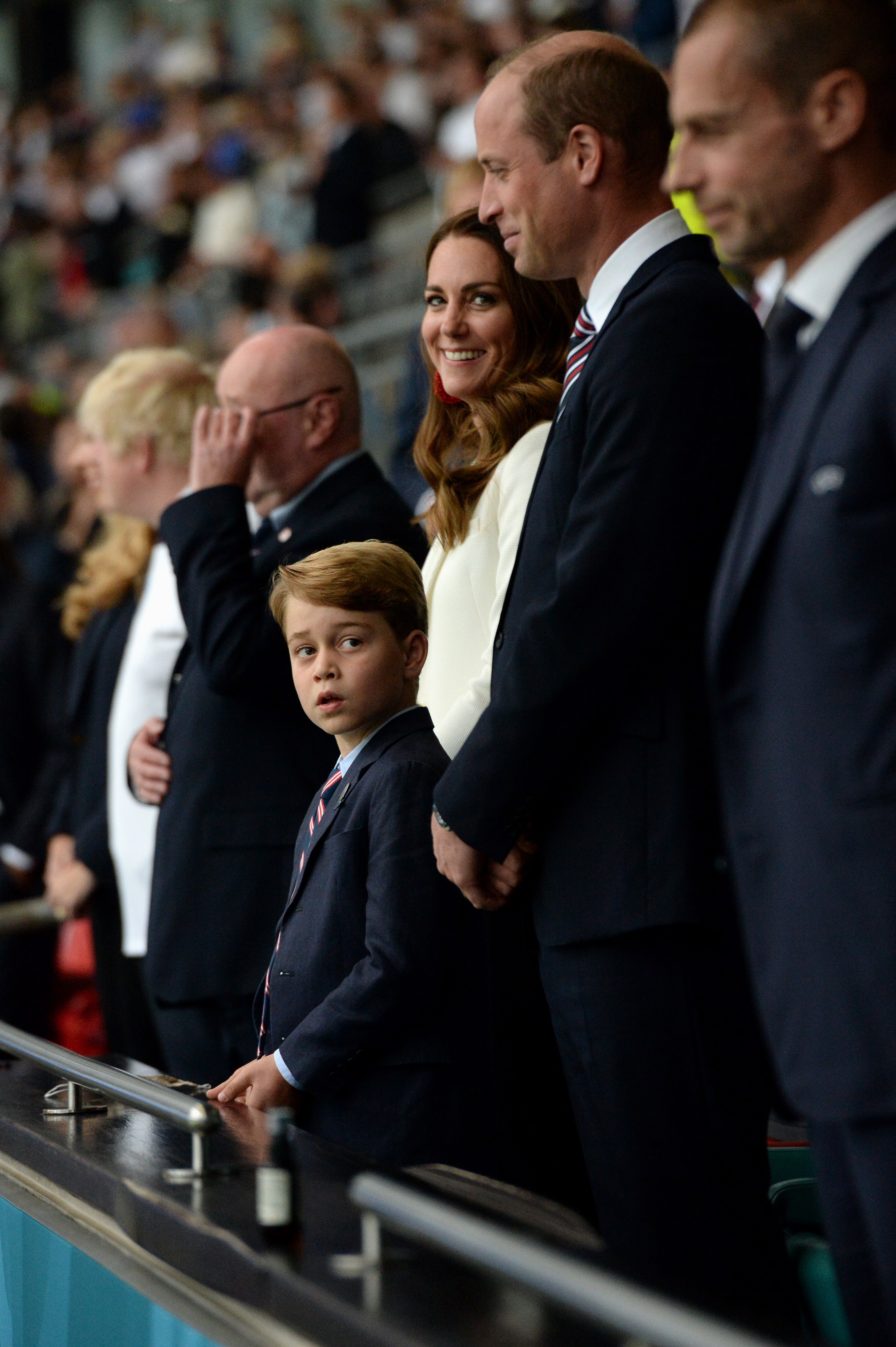 Am 11. Juli war der 7-jährige George zusammen mit William und Catherine im Wembley-Stadion beim Finale der UEFA-Euro 2020 zwischen England und Italien dabei. Im Anzug und mit Krawatte erschien er an der Seite seiner Eltern bei einem der größten Sportereignisse des Jahres.