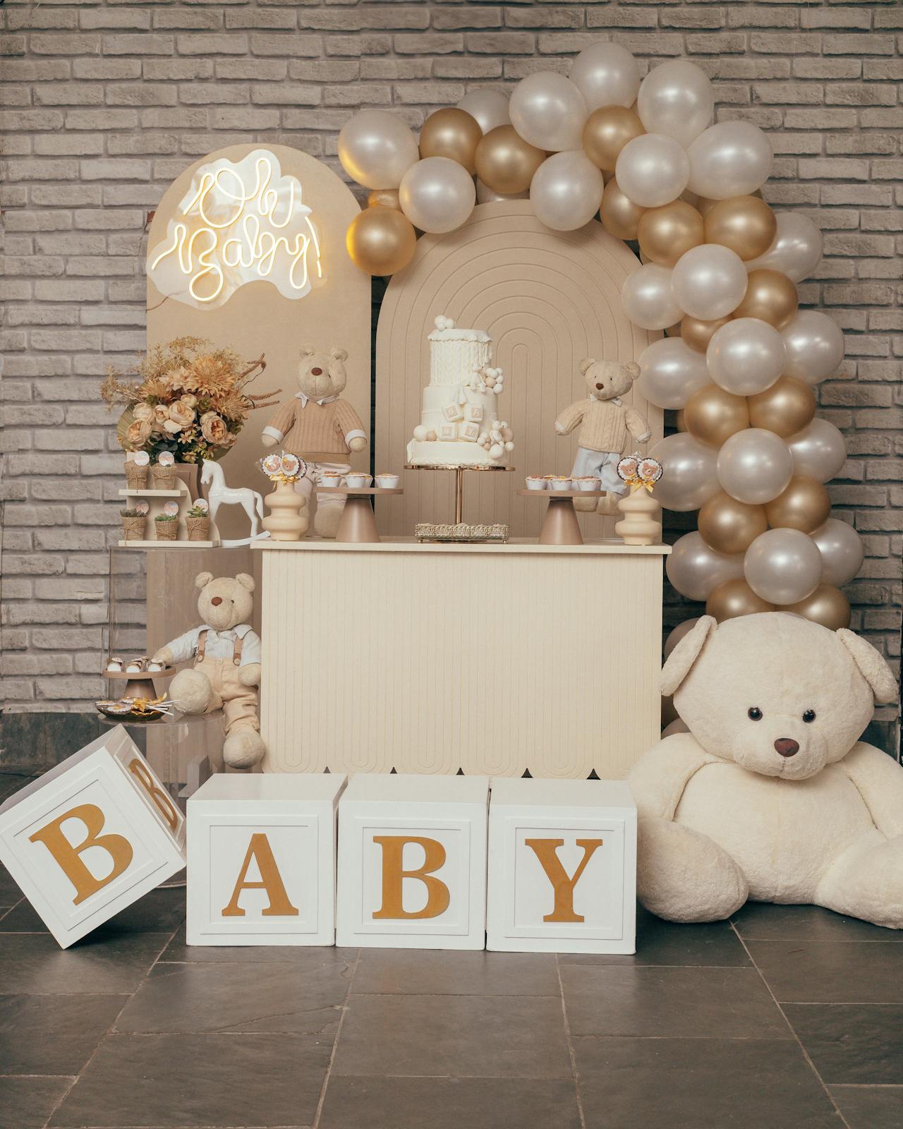 Babyparty mit Luftballons, Plüschtieren und Kuchen | Quelle: Pexels