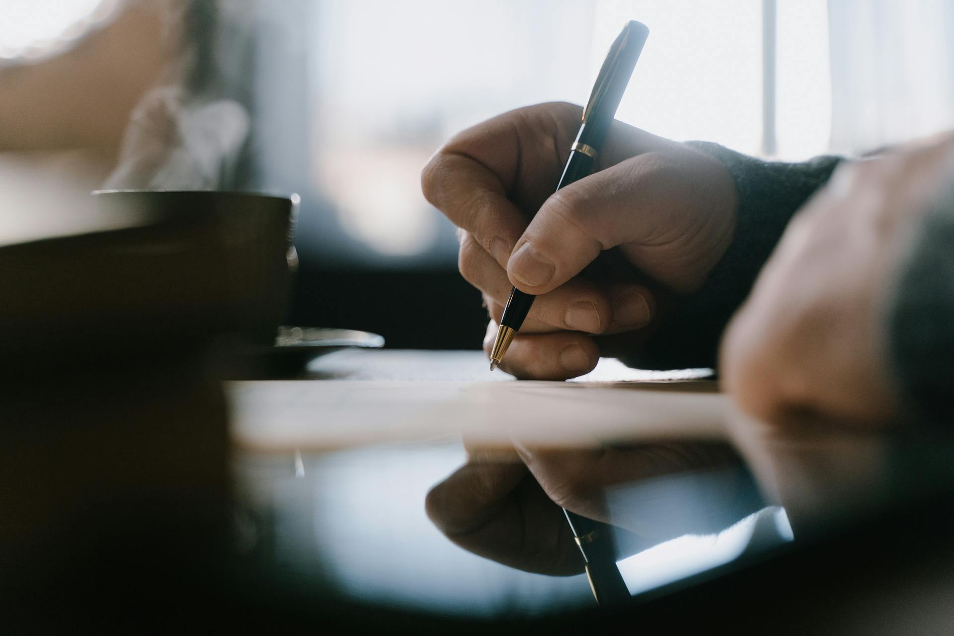 Ein Mann schreibt mit einem Stift | Quelle: Pexels