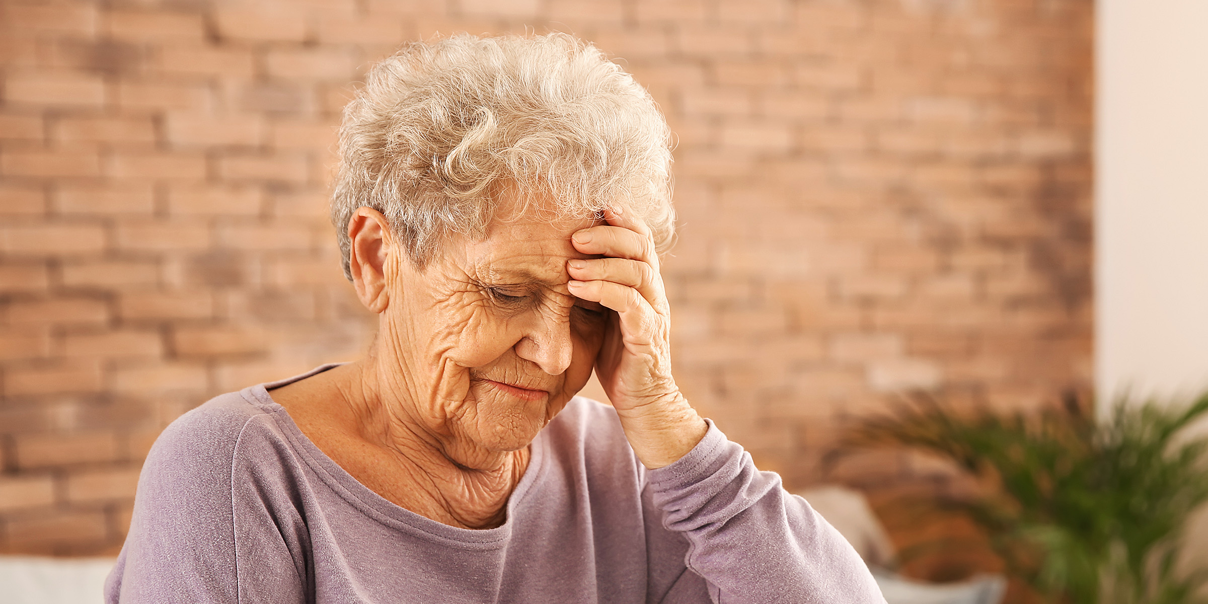 Eine verzweifelte ältere Frau | Quelle: Shutterstock