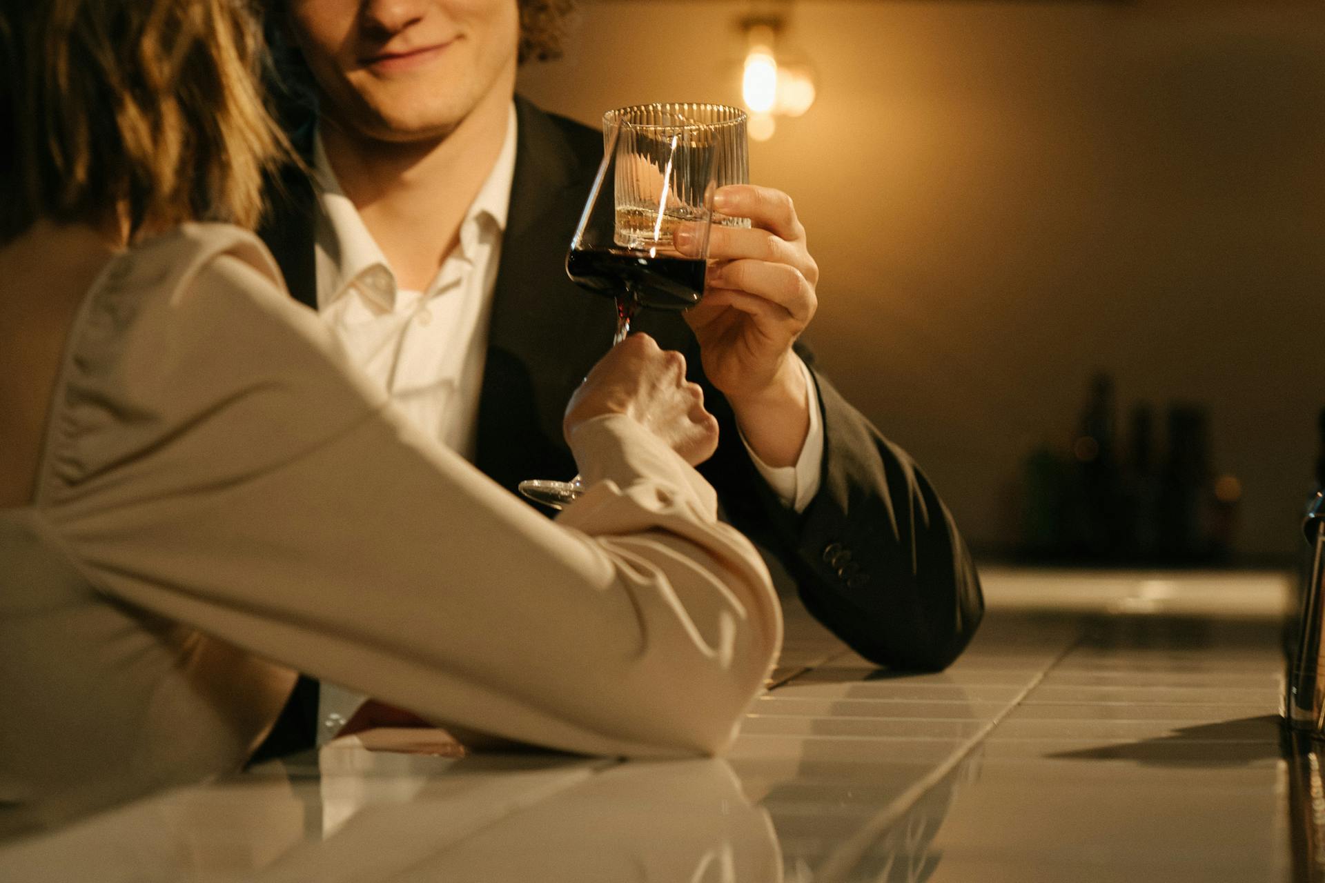 Ein Paar trinkt an der Bar | Quelle: Pexels